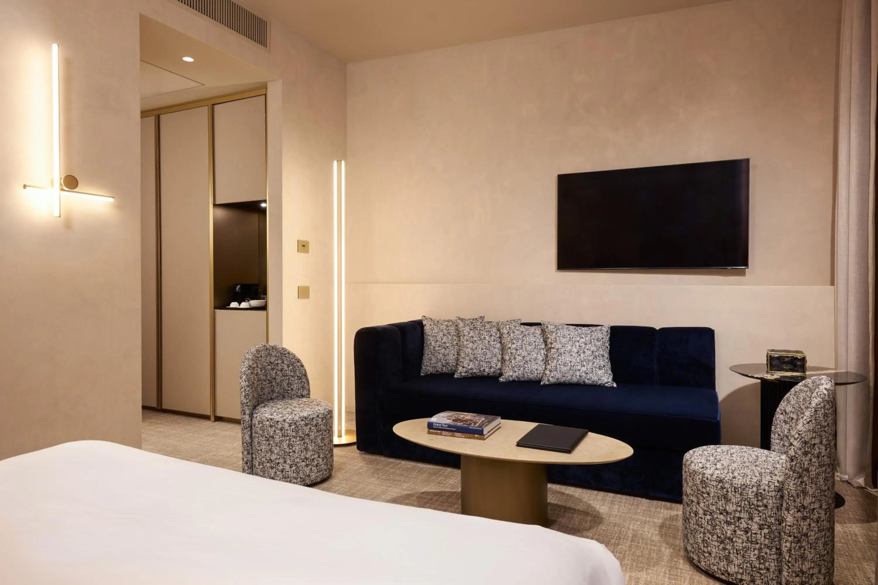 Living room, Bed in Borghese Contemporary Hotel