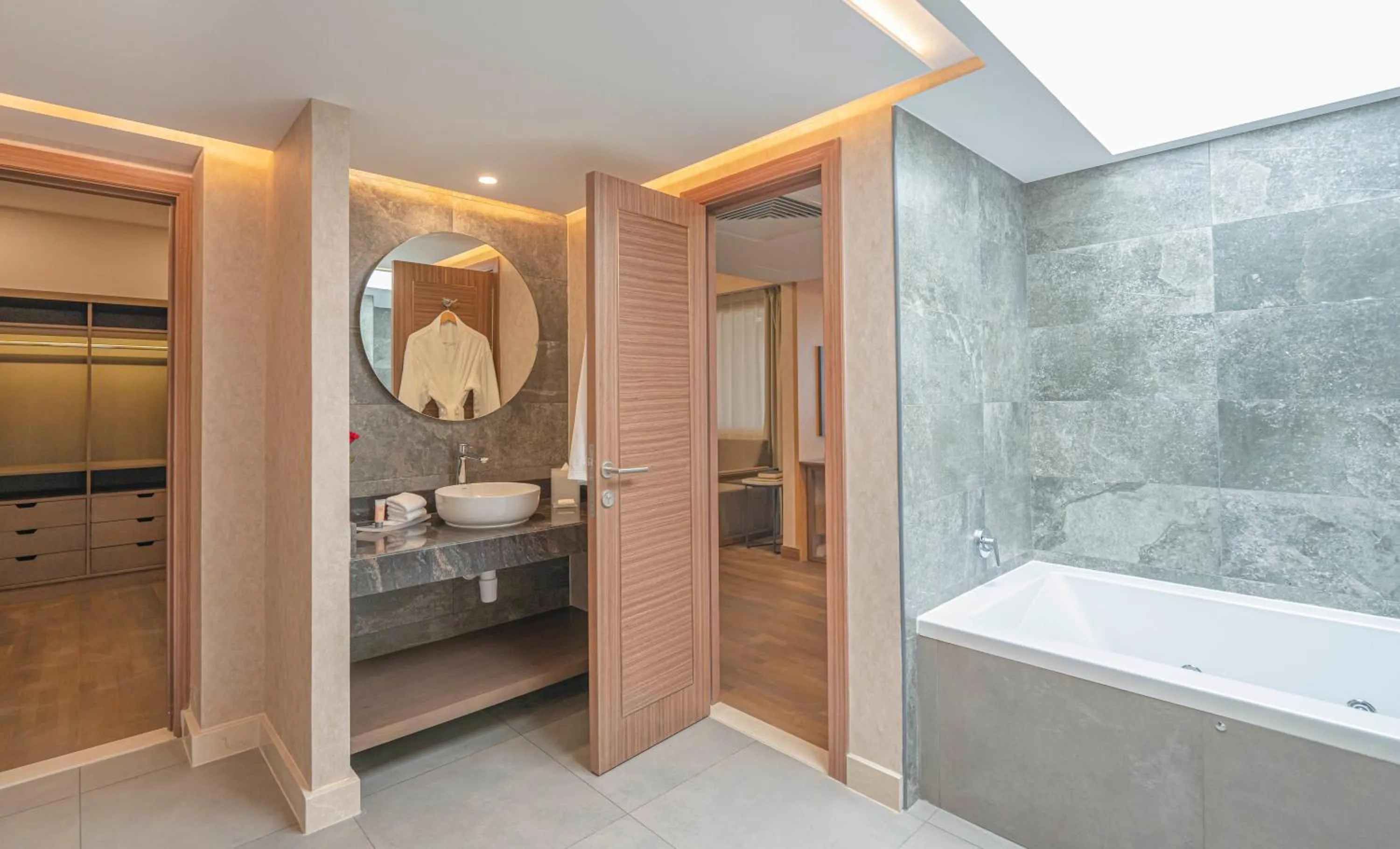 Shower in Hyatt Regency Galleria Residence Dubai