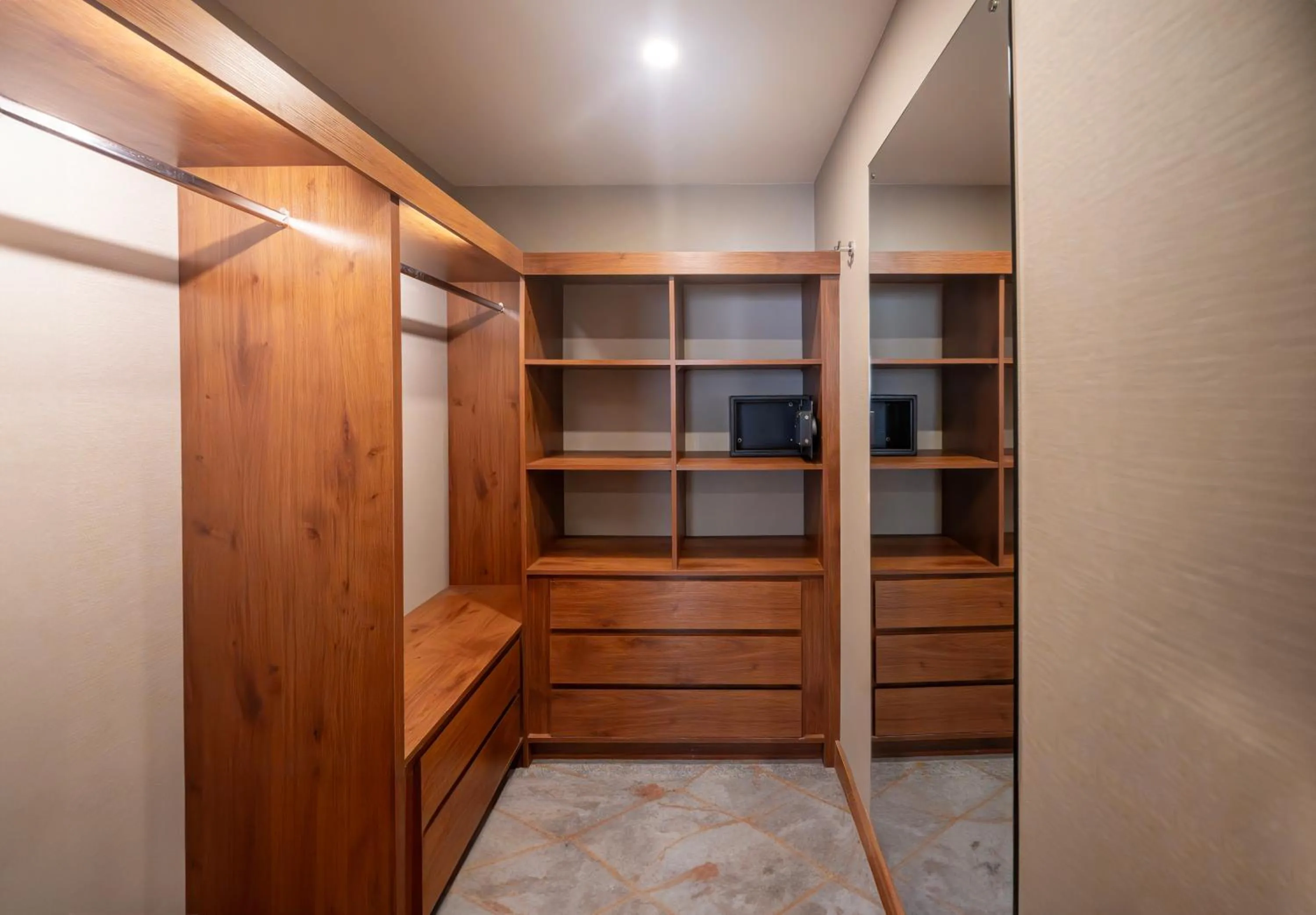 wardrobe in Hyatt Regency Galleria Residence Dubai