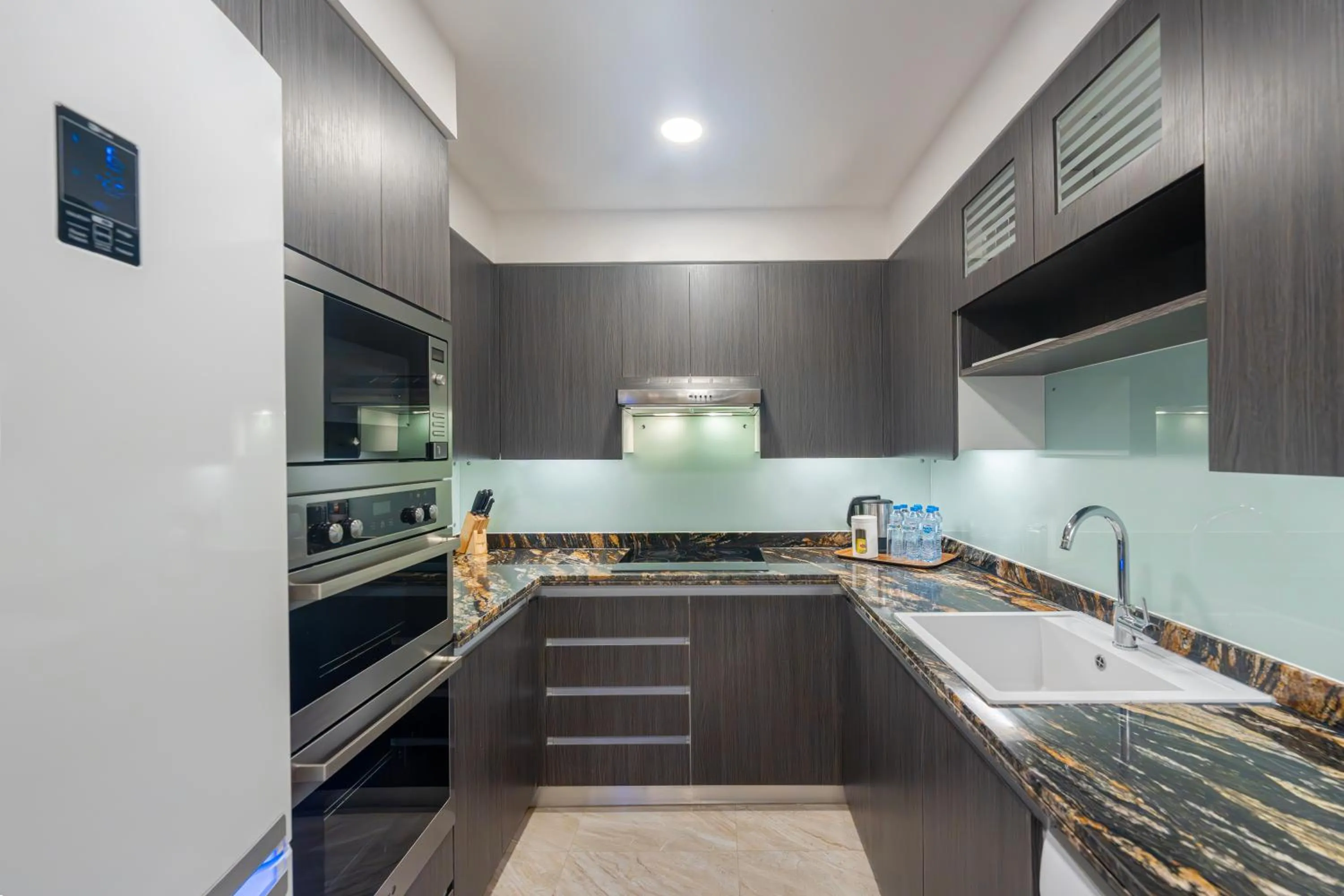 Kitchen or kitchenette in Hyatt Regency Galleria Residence Dubai