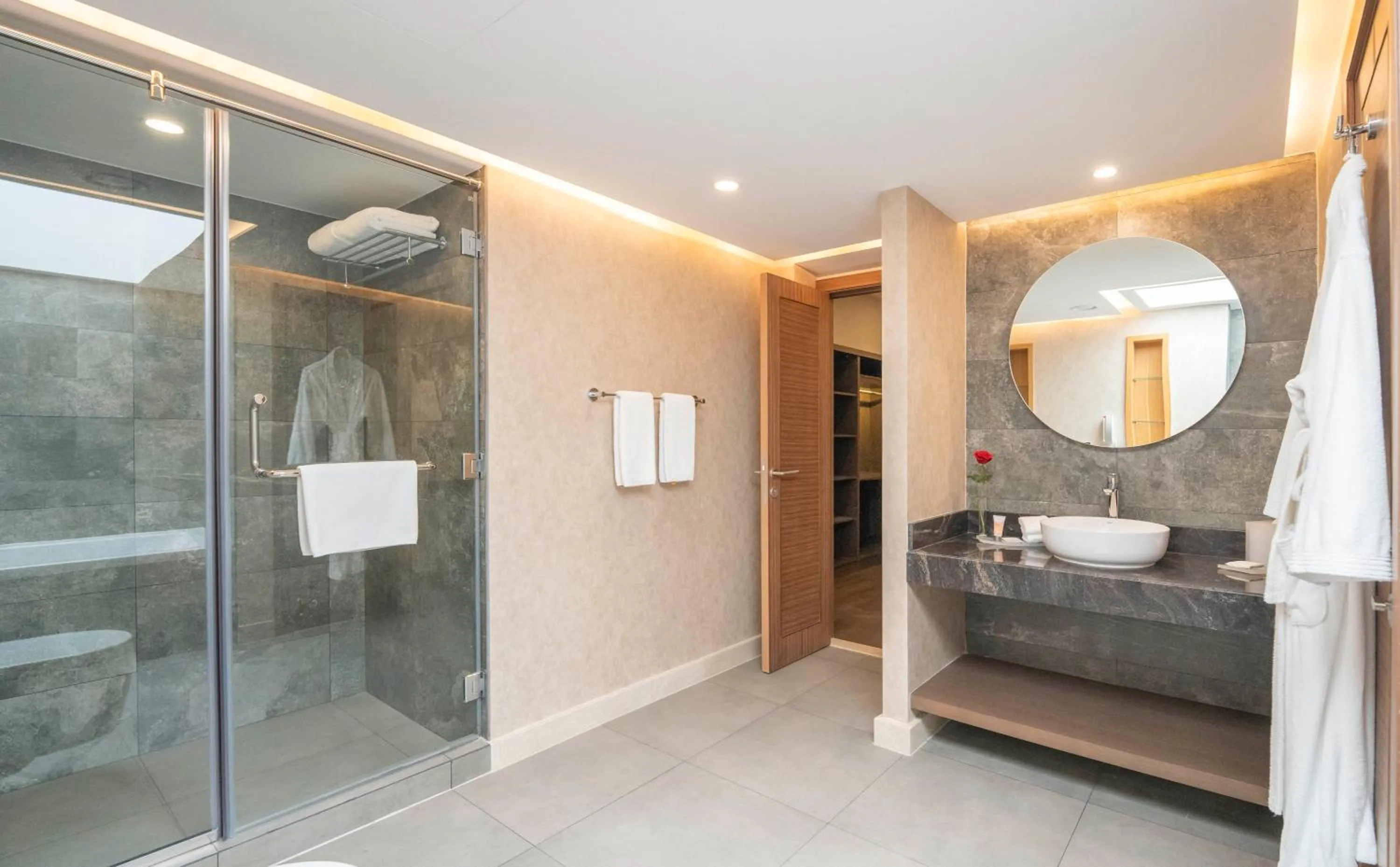 Shower in Hyatt Regency Galleria Residence Dubai