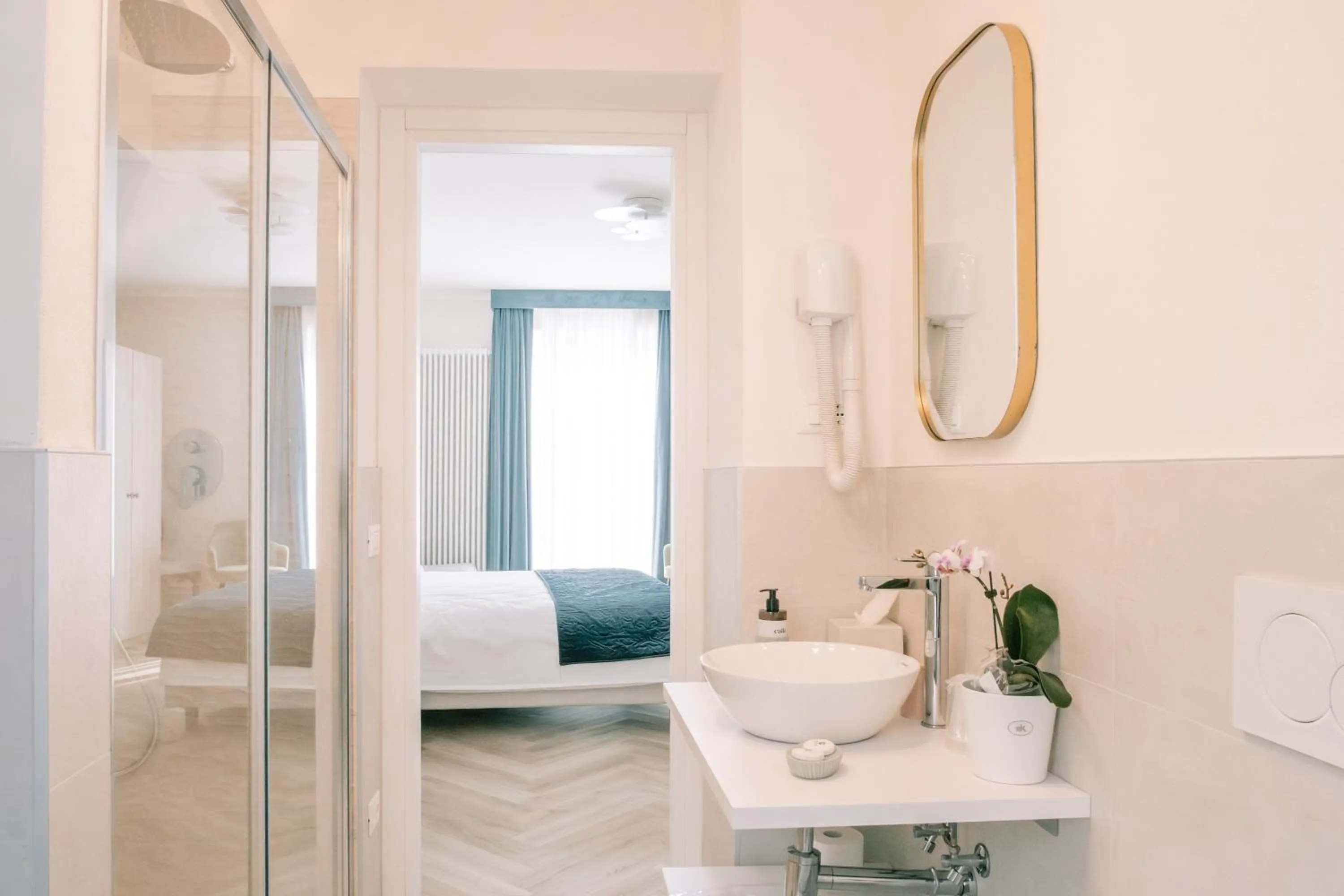 Shower, Bed in Hotel Due Palme