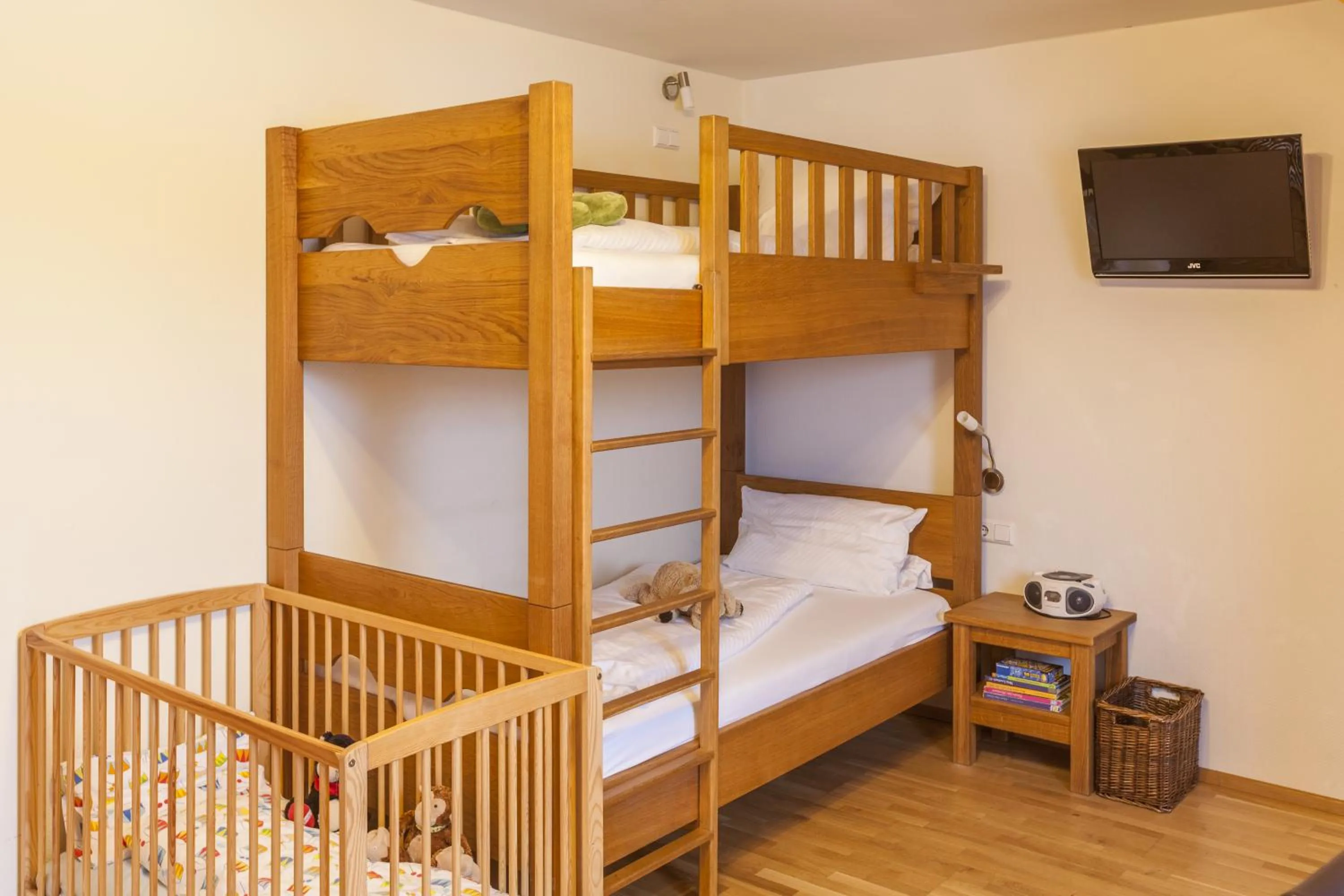 cot, Bed in Hotel Hofgut Tiergarten