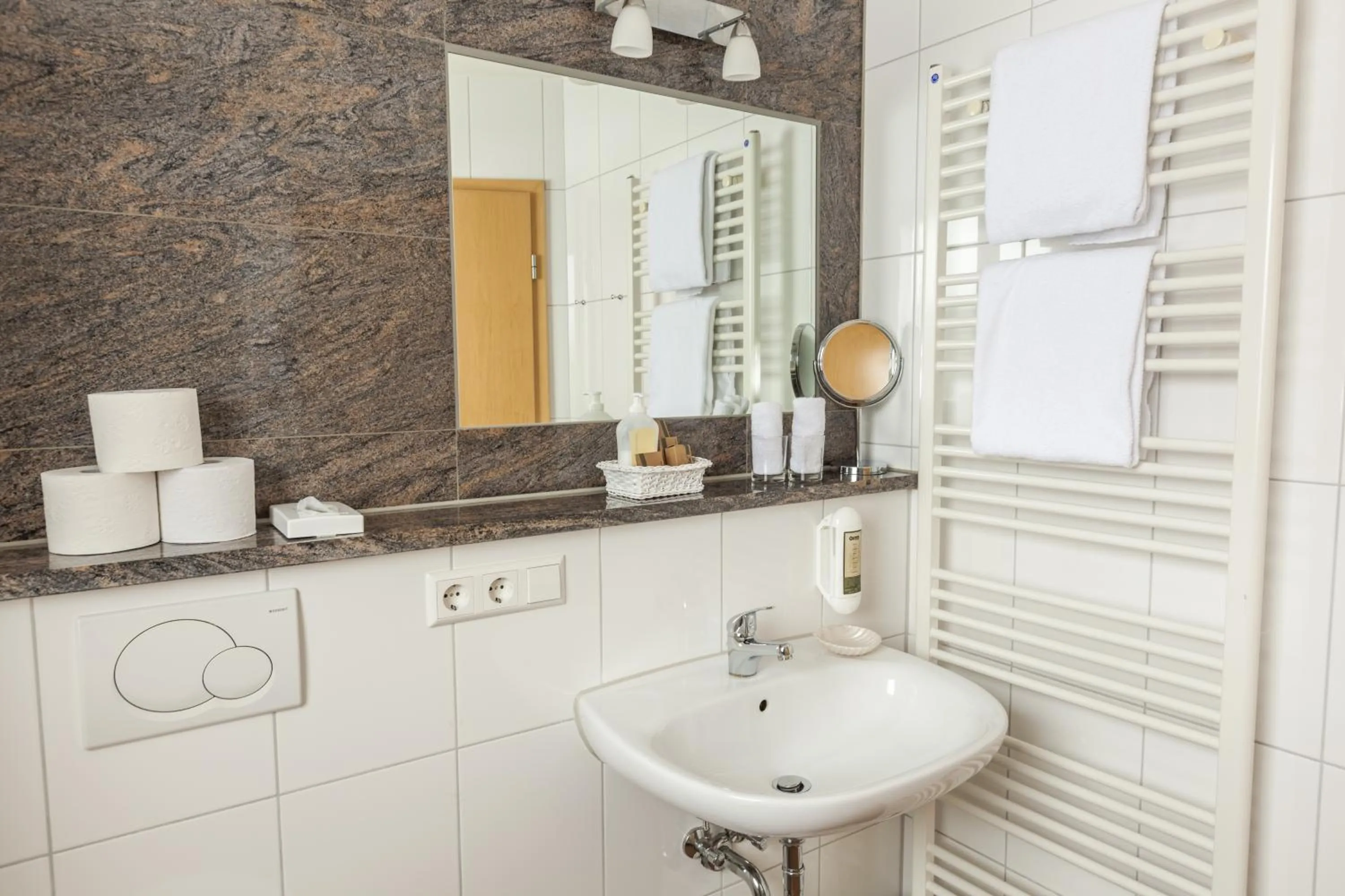 Toilet in Hotel Hofgut Tiergarten