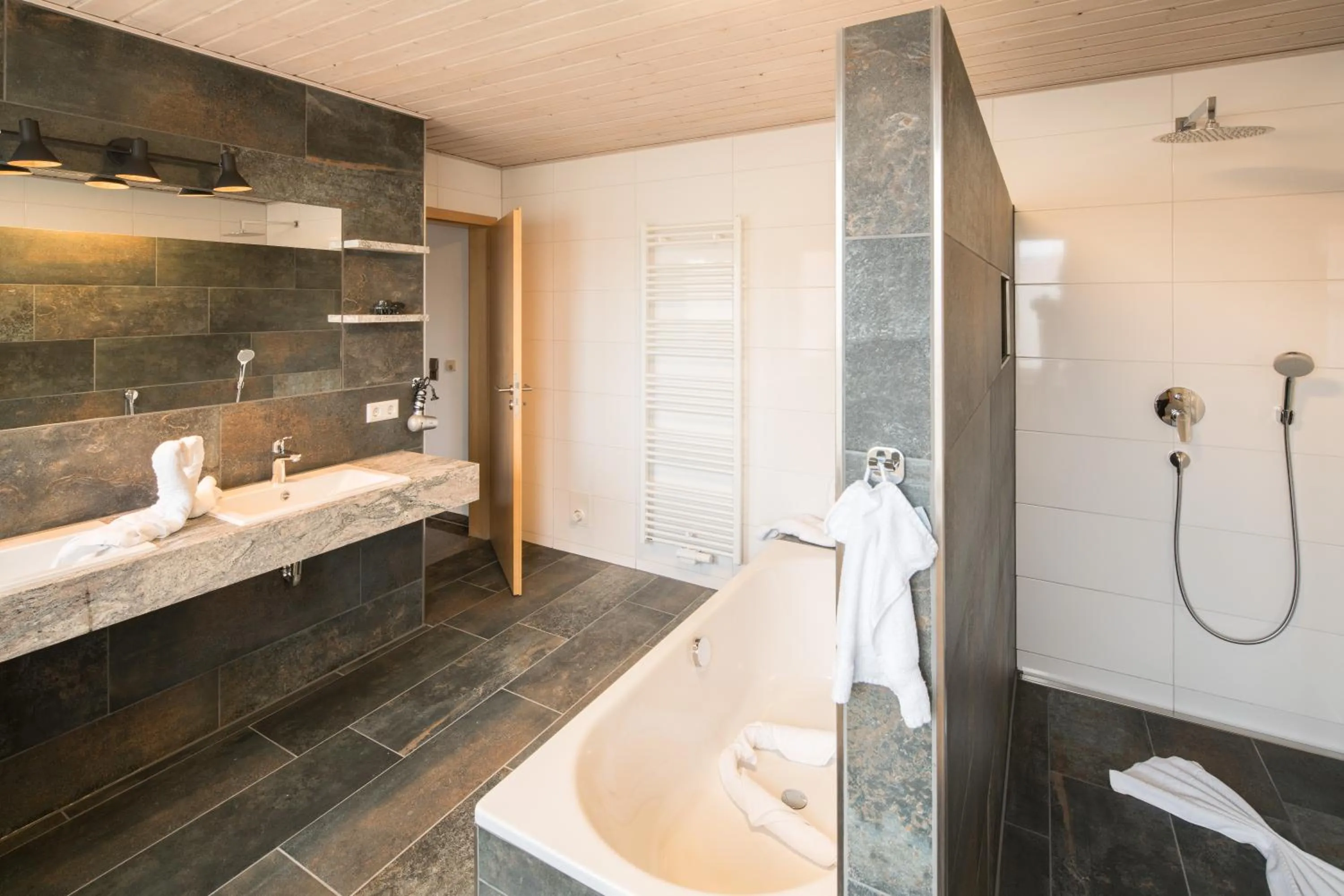 Bathroom in Hotel Hofgut Tiergarten