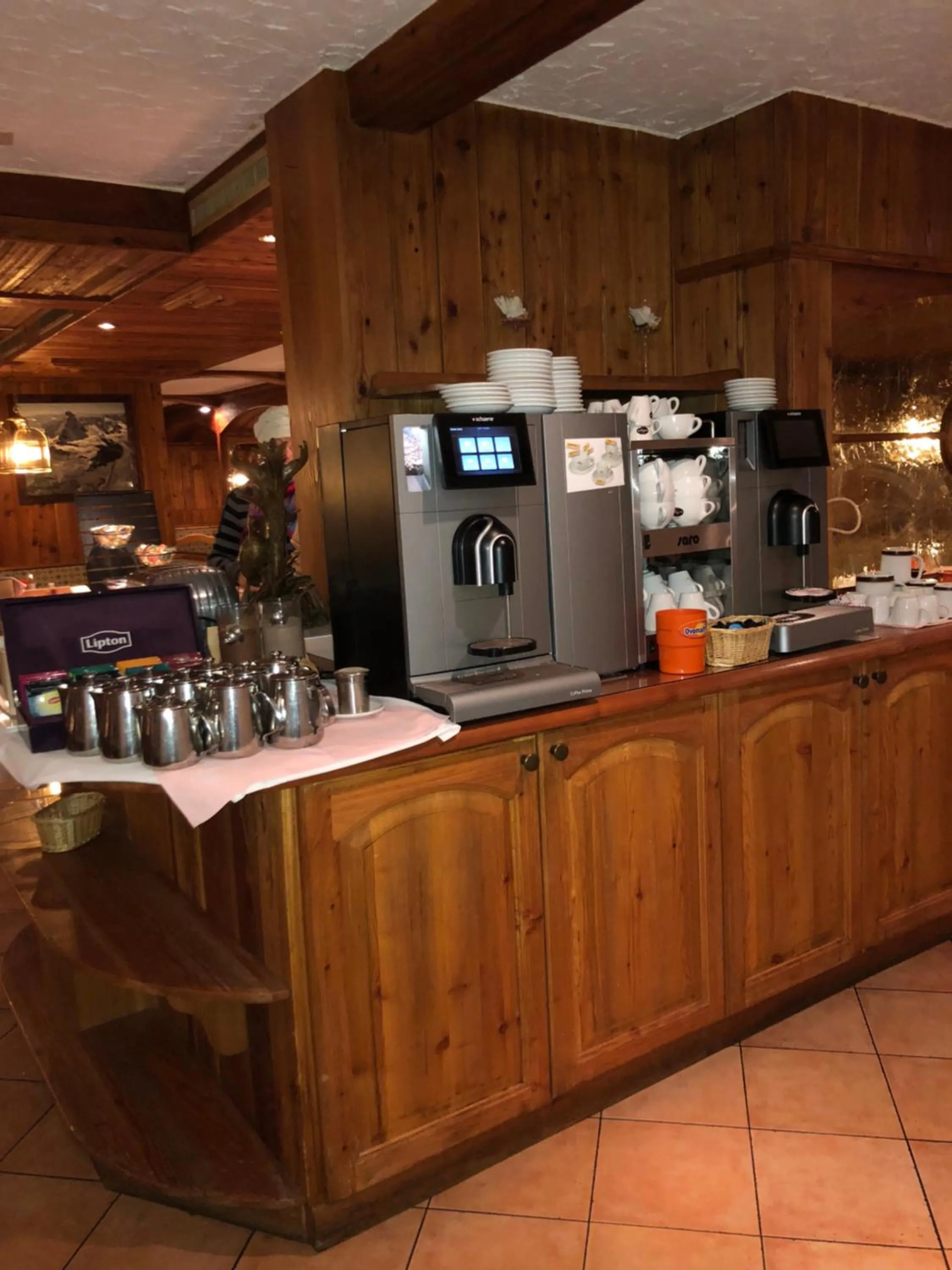 Restaurant/places to eat in Hotel City