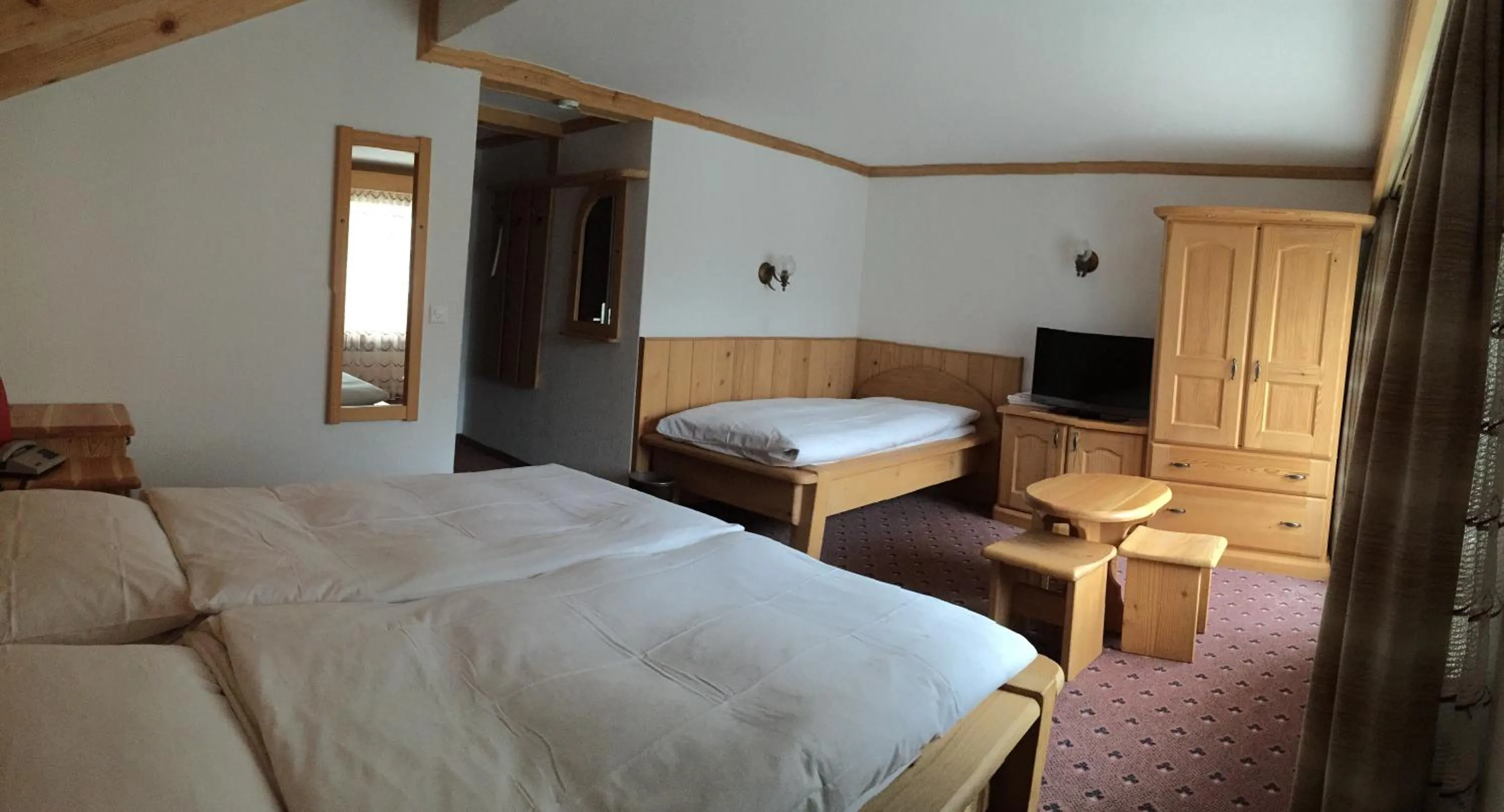 Photo of the whole room, Bed in Hotel City