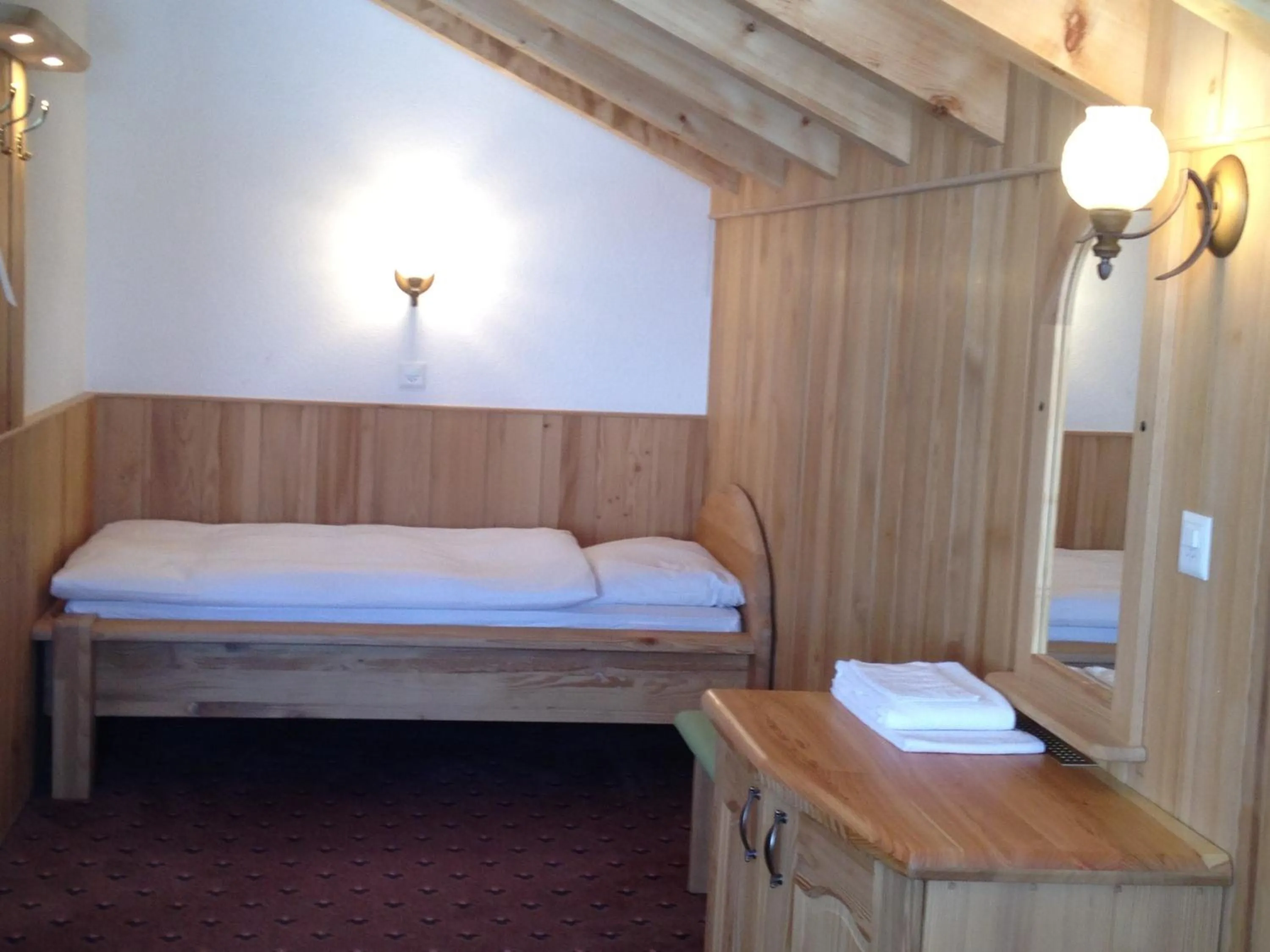 Photo of the whole room, Bed in Hotel City