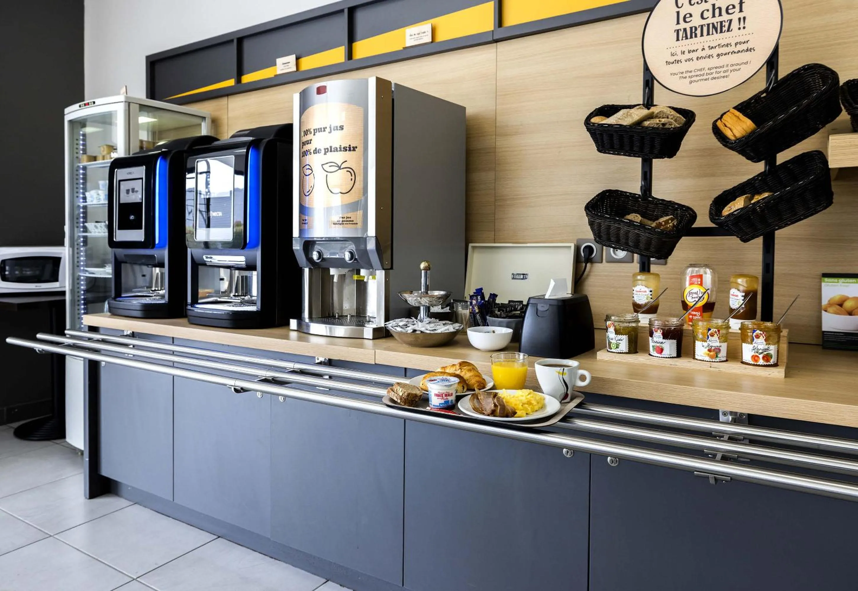 Buffet breakfast in B&B HOTEL Perpignan Saleilles