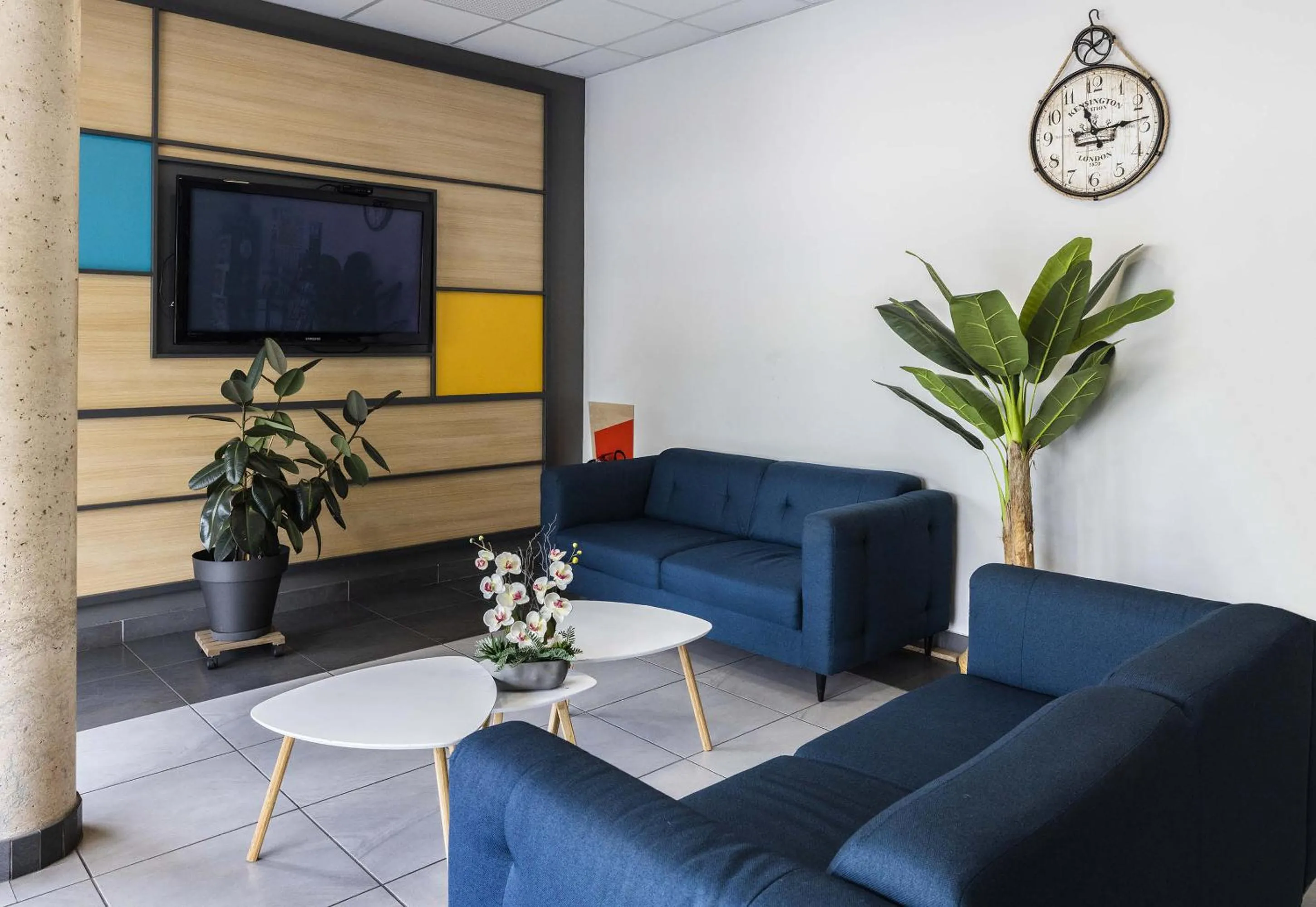 Seating area in B&B HOTEL Perpignan Saleilles