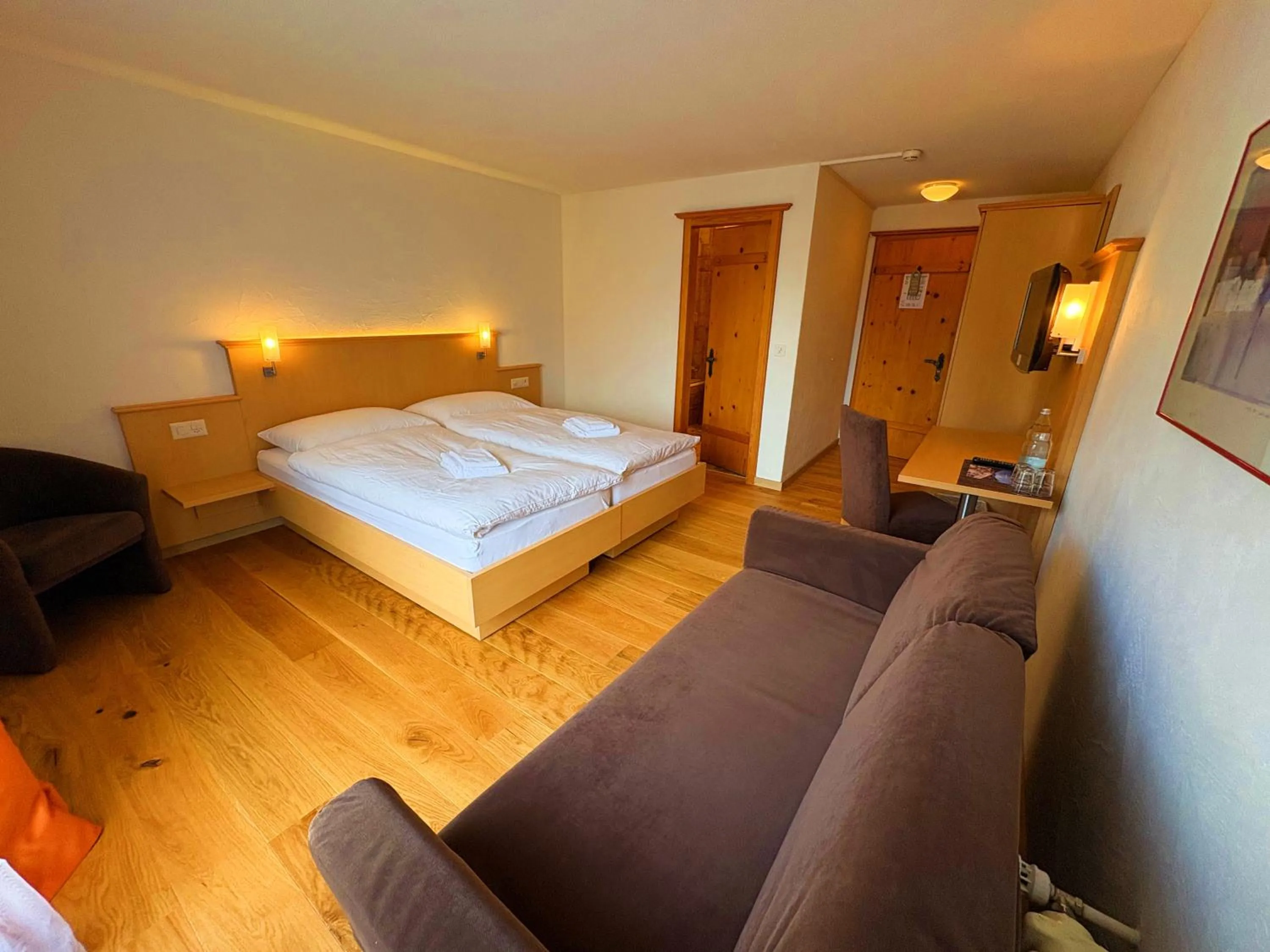 Photo of the whole room, Bed in Madrisa Lodge