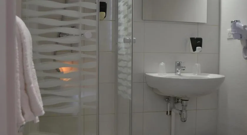 Bathroom in Brit Hotel Terminus