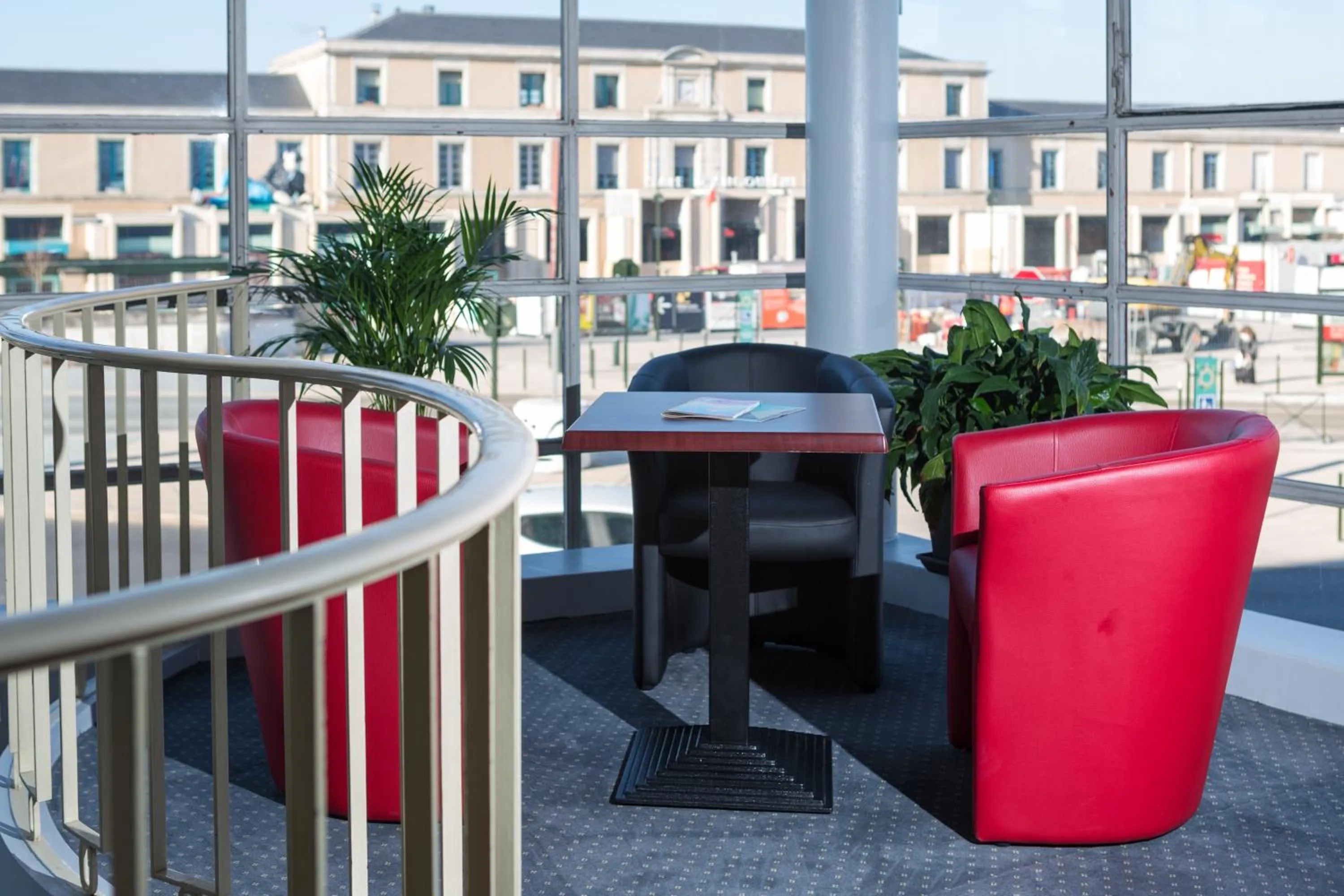 Communal lounge/ TV room in Brit Hotel Terminus