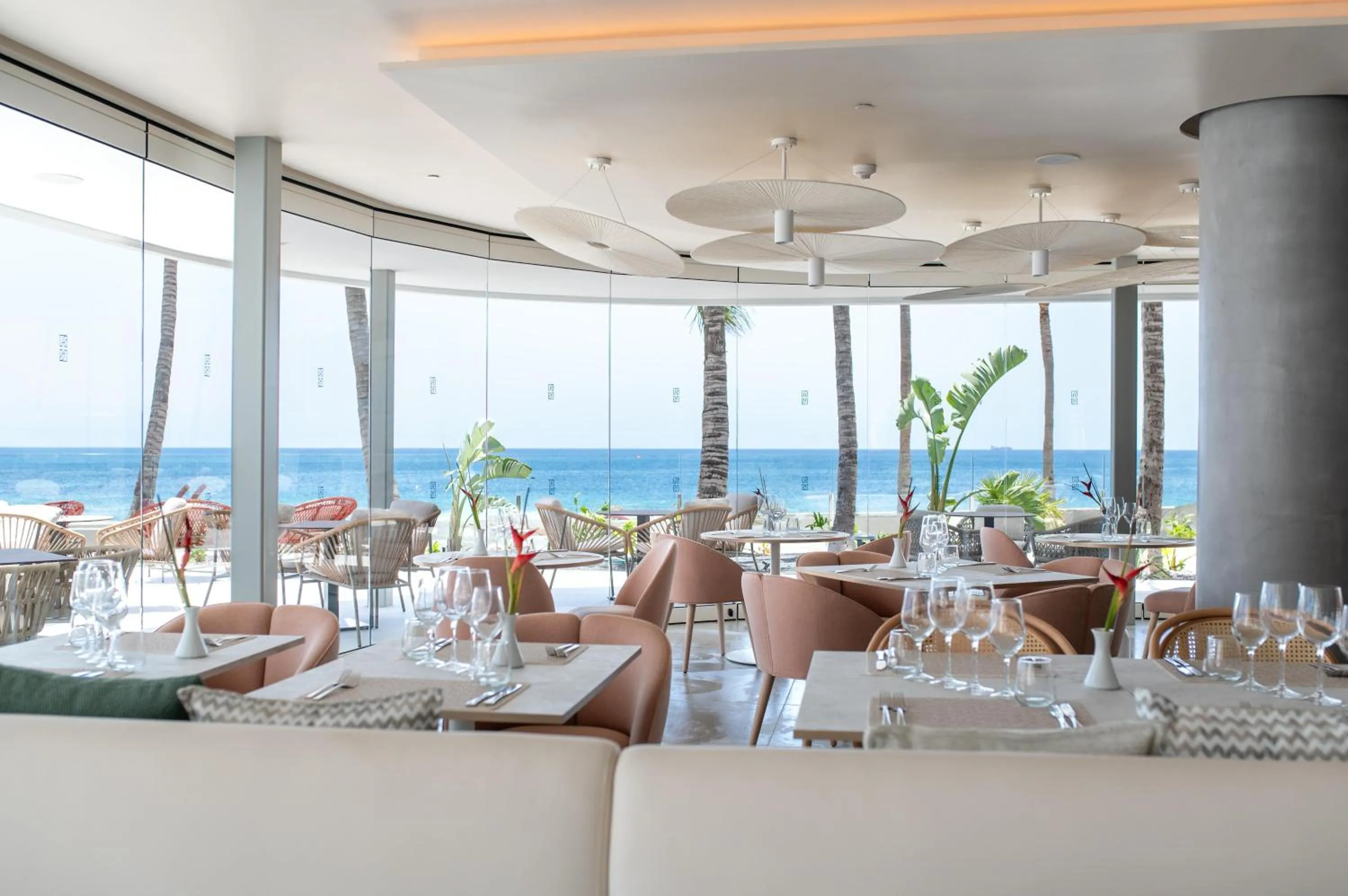 Restaurant/places to eat in Plus Fariones Suite Hotel