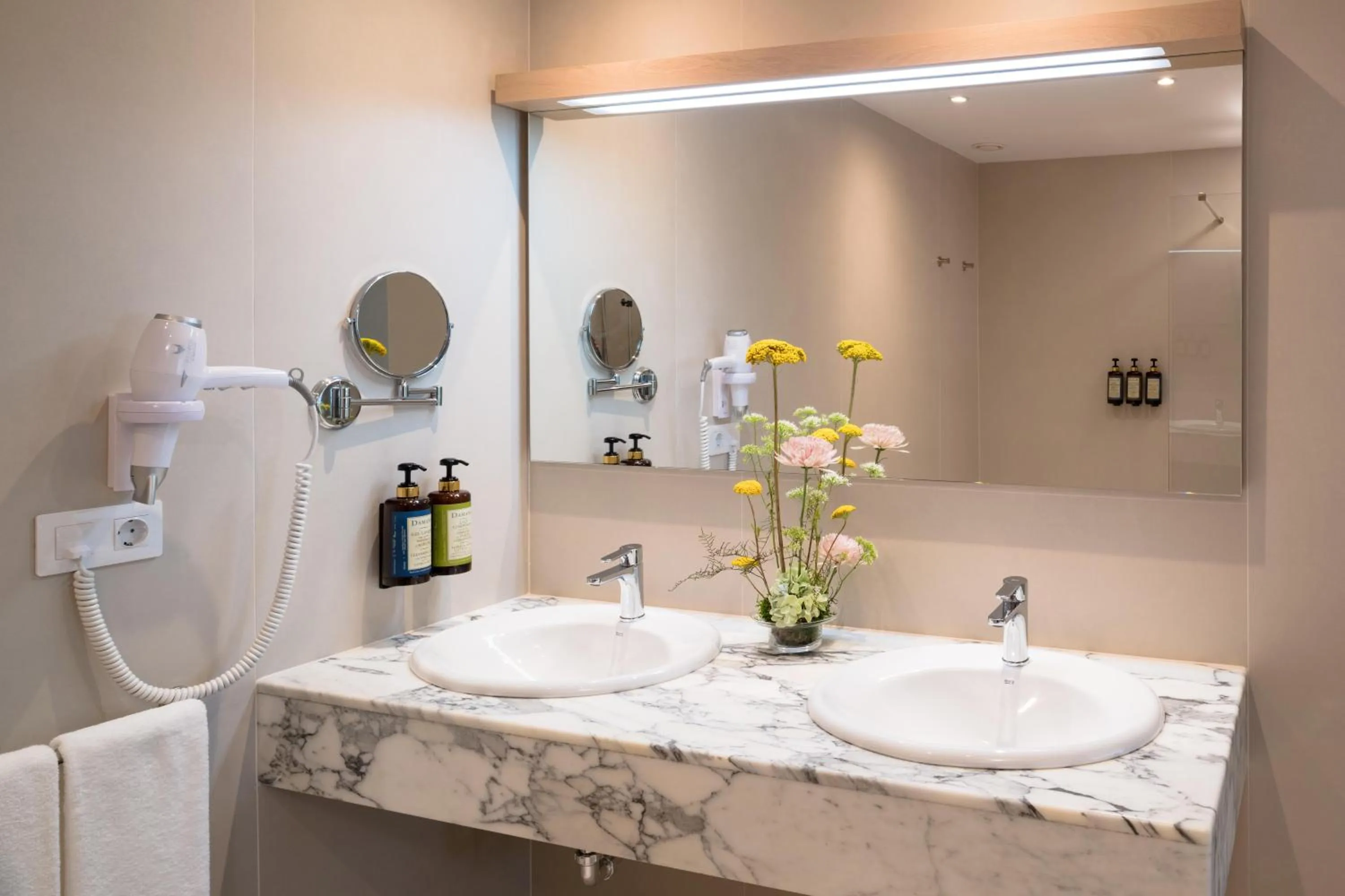 Photo of the whole room in Plus Fariones Suite Hotel