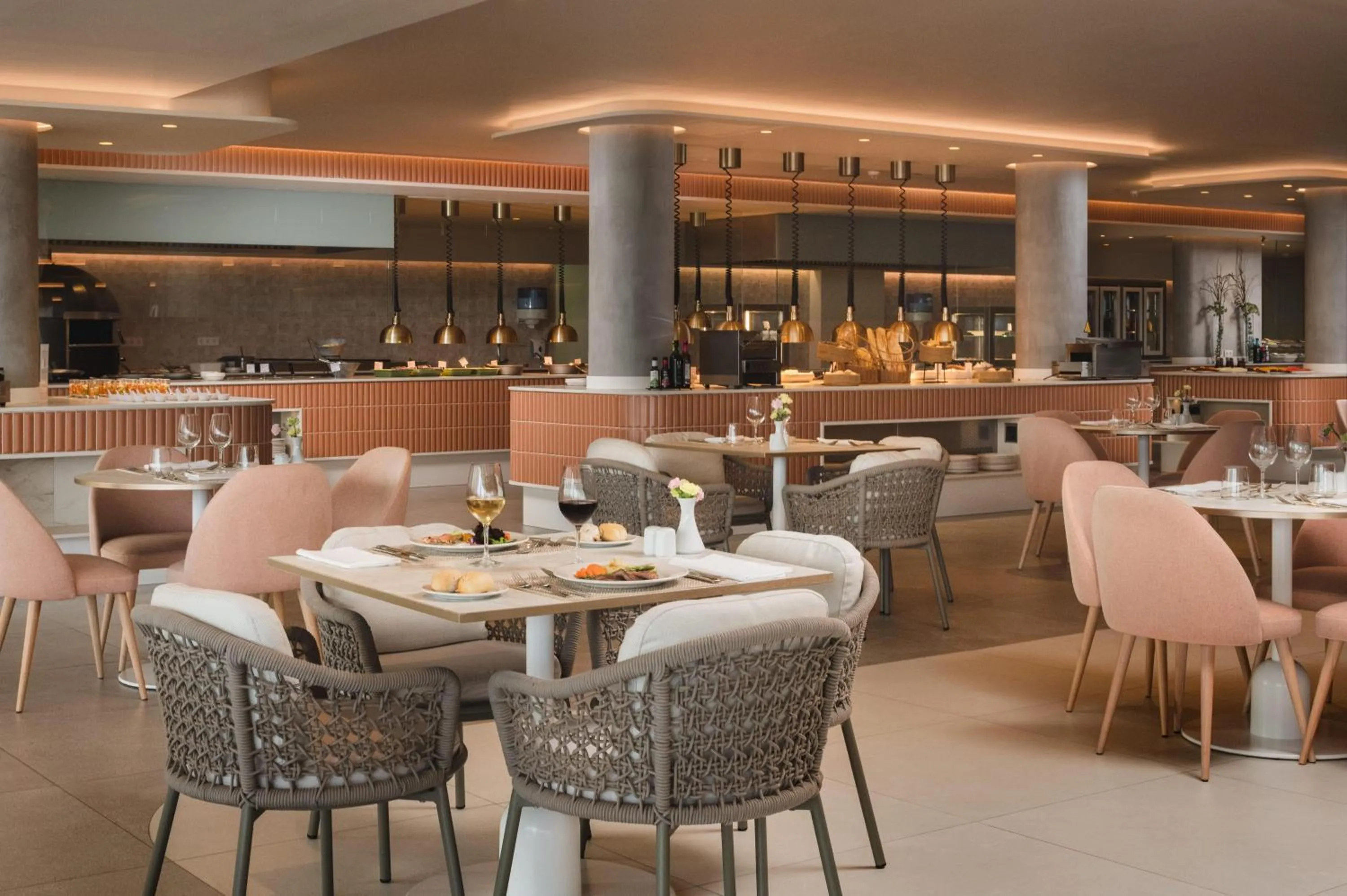 Restaurant/places to eat in Plus Fariones Suite Hotel