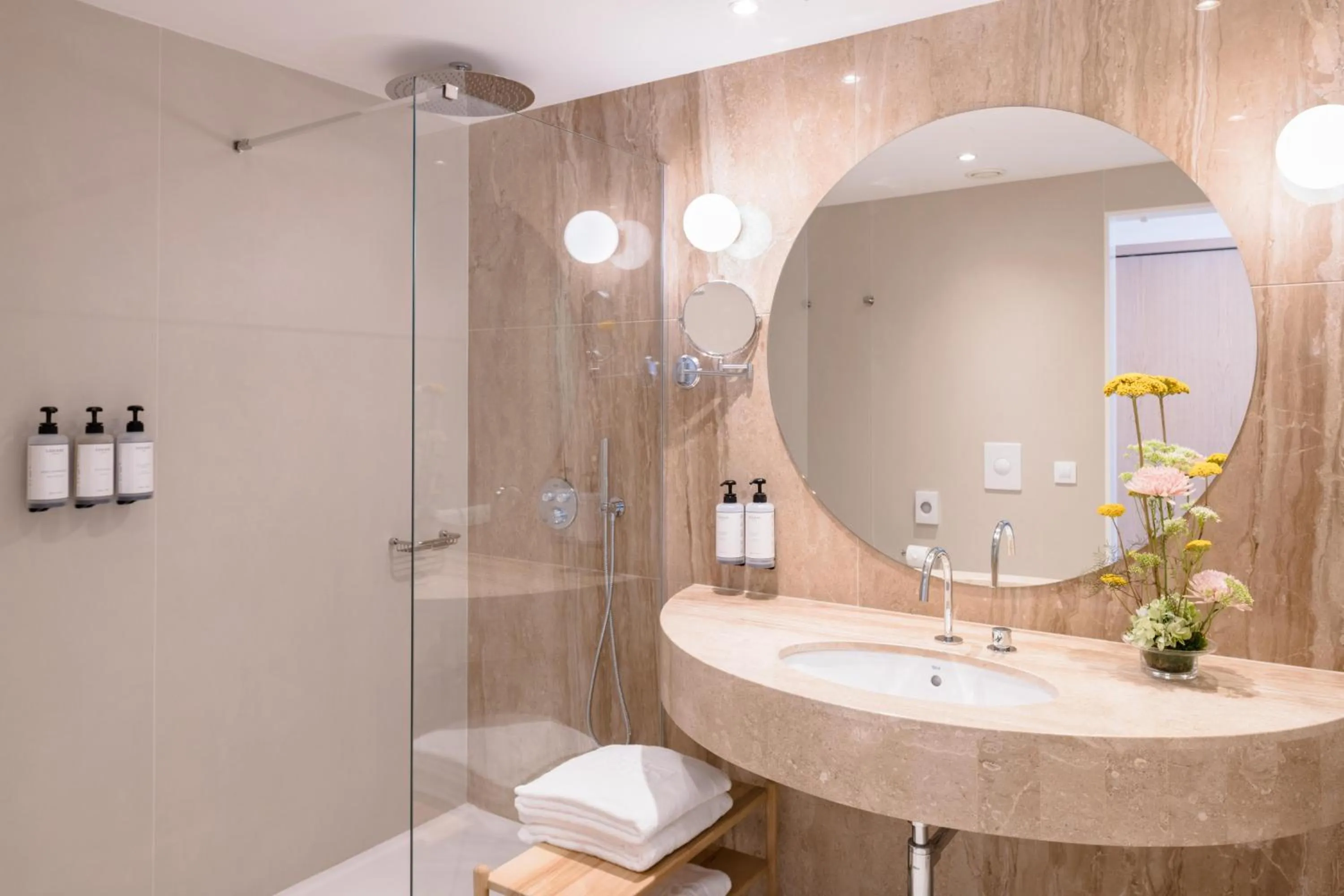 Photo of the whole room in Plus Fariones Suite Hotel