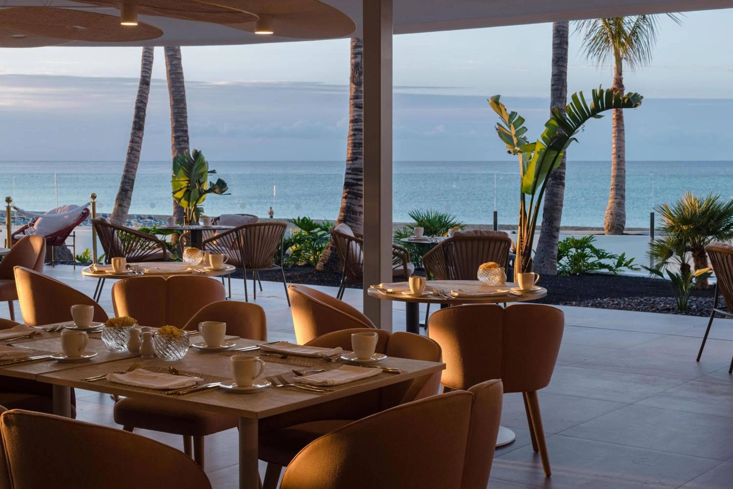 Restaurant/places to eat in Plus Fariones Suite Hotel