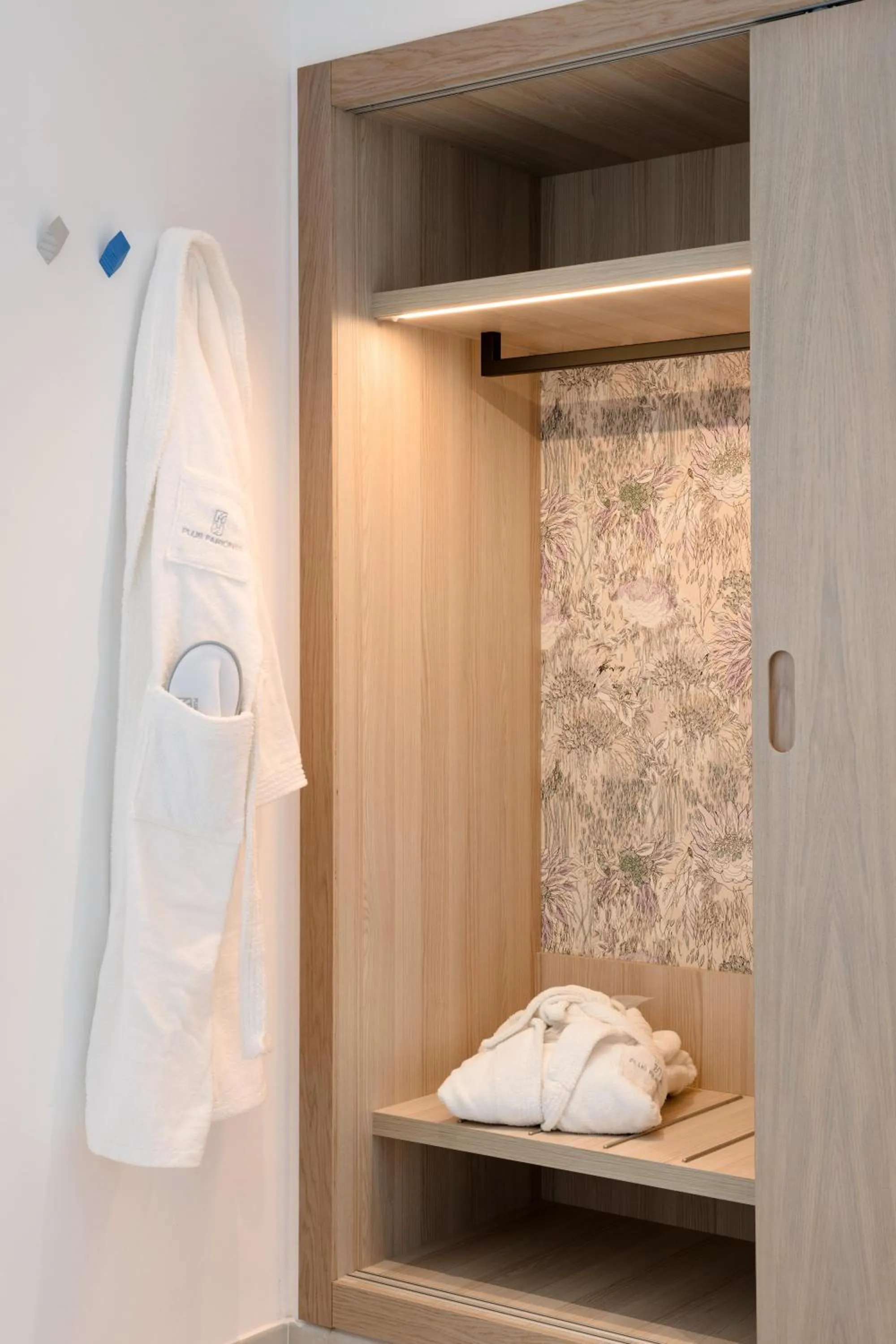 Bathroom in Plus Fariones Suite Hotel