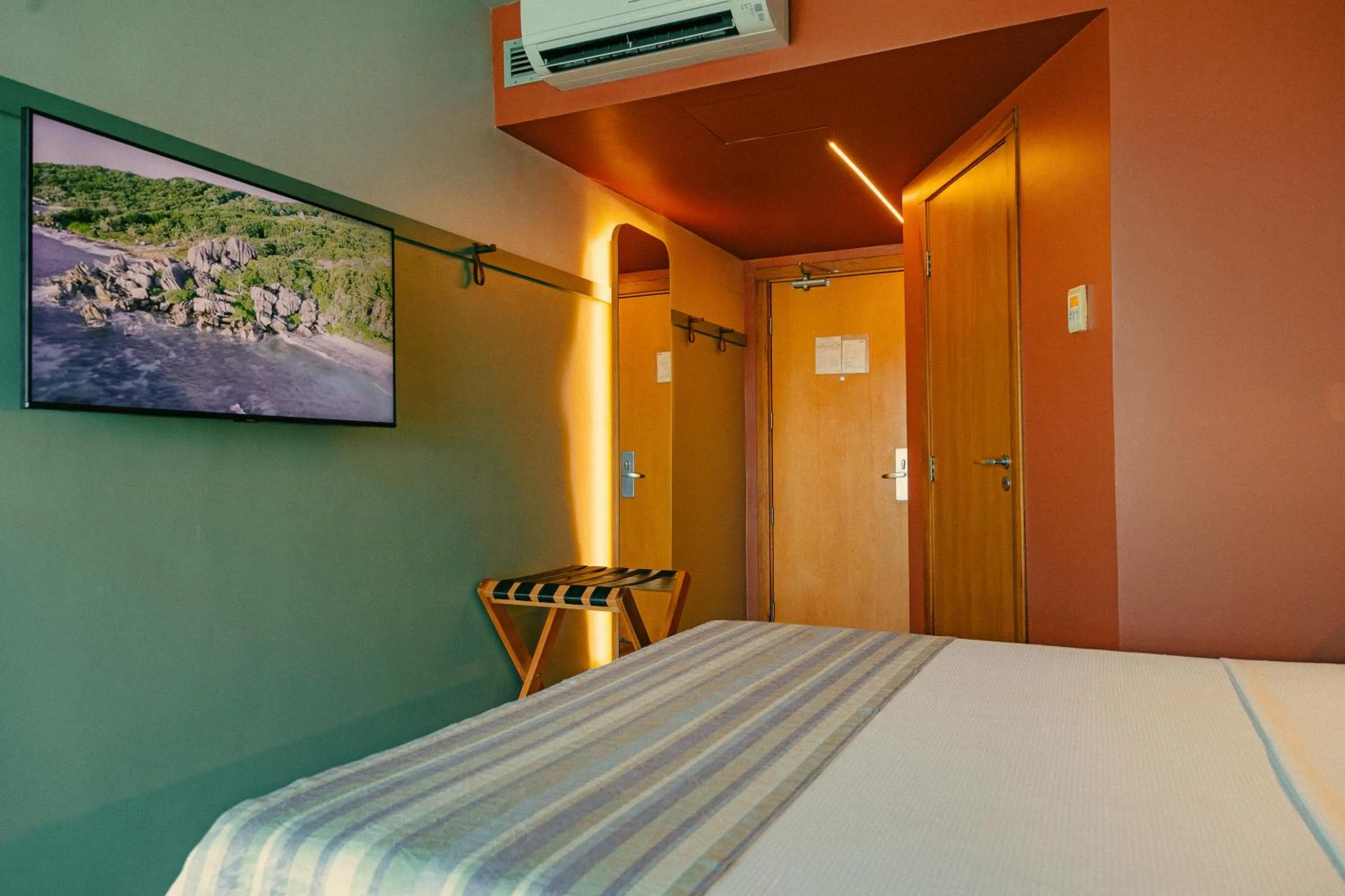 Photo of the whole room, Bed in Verdegreen Hotel