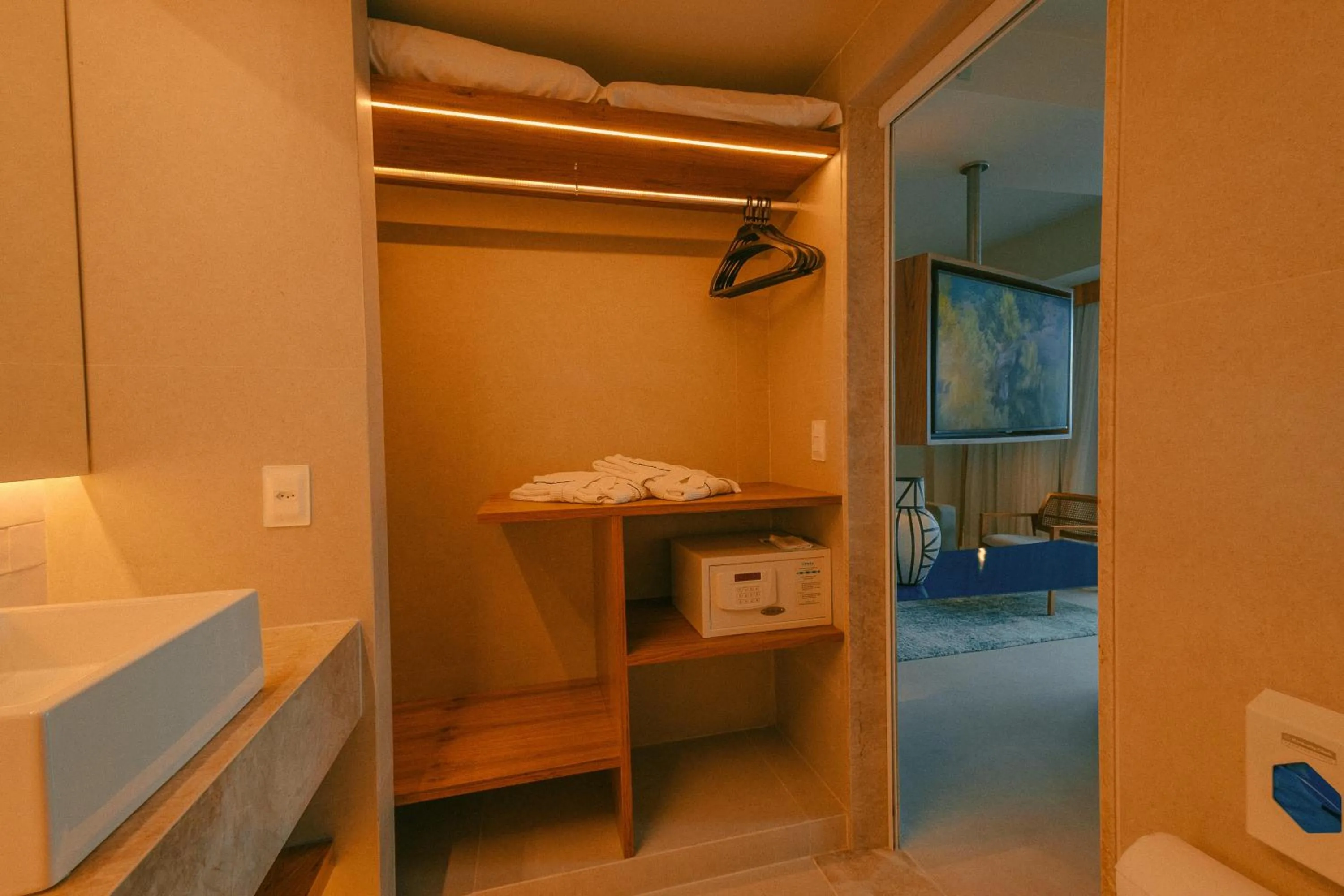 Bathroom, Bed in Verdegreen Hotel