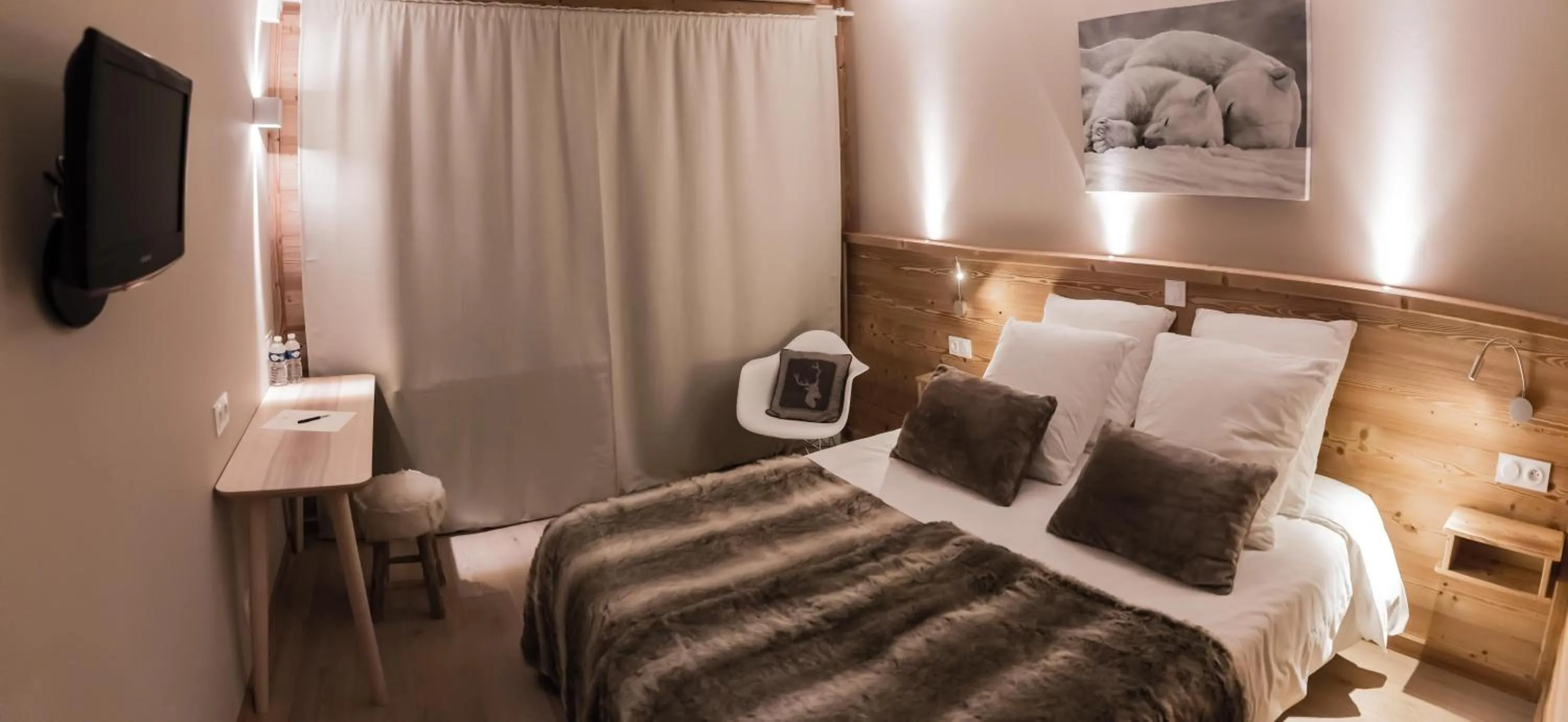 Photo of the whole room, Bed in Hotel Les Flocons