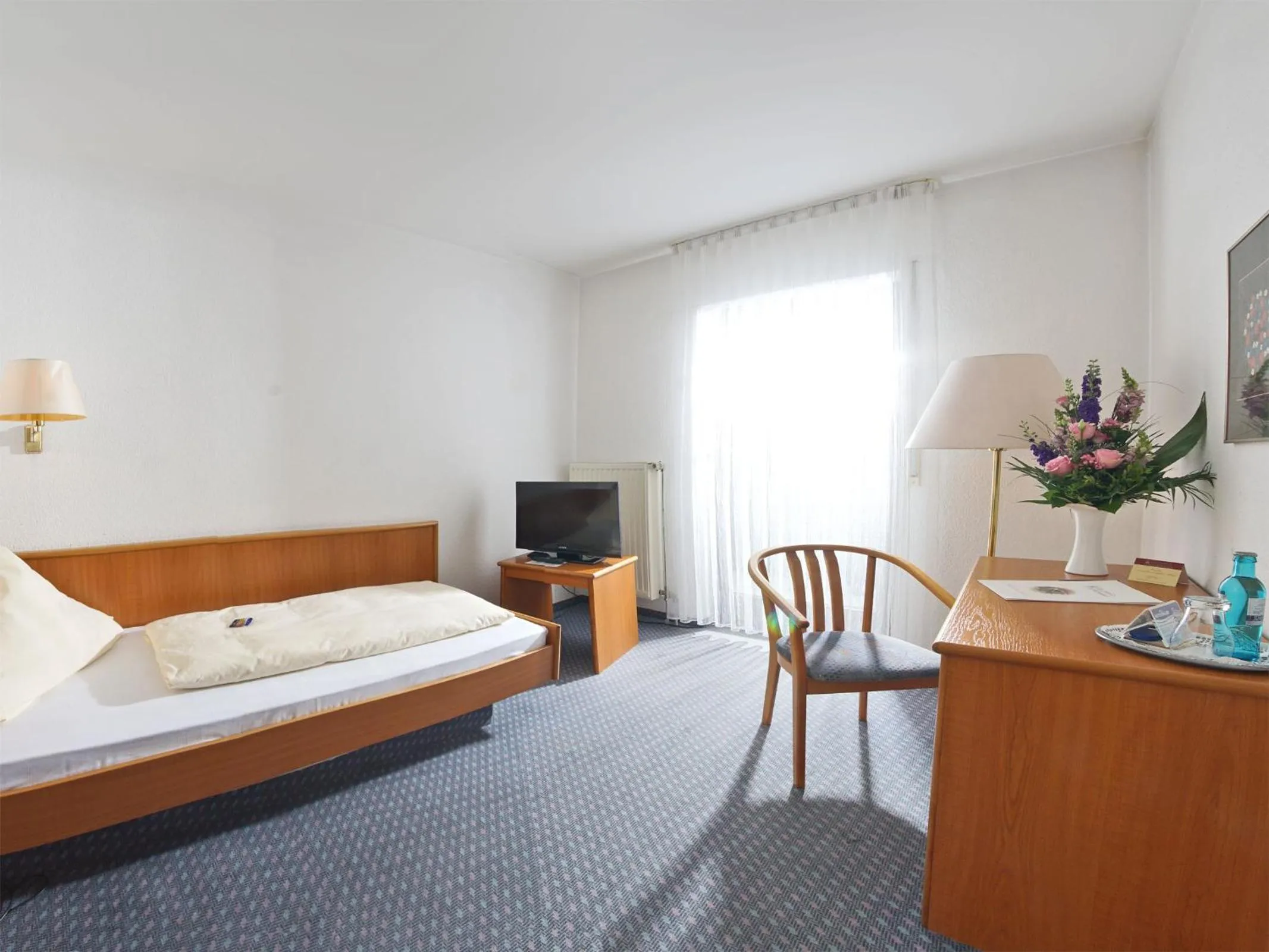 Photo of the whole room, Bed in City Hotel Mark Michelstadt