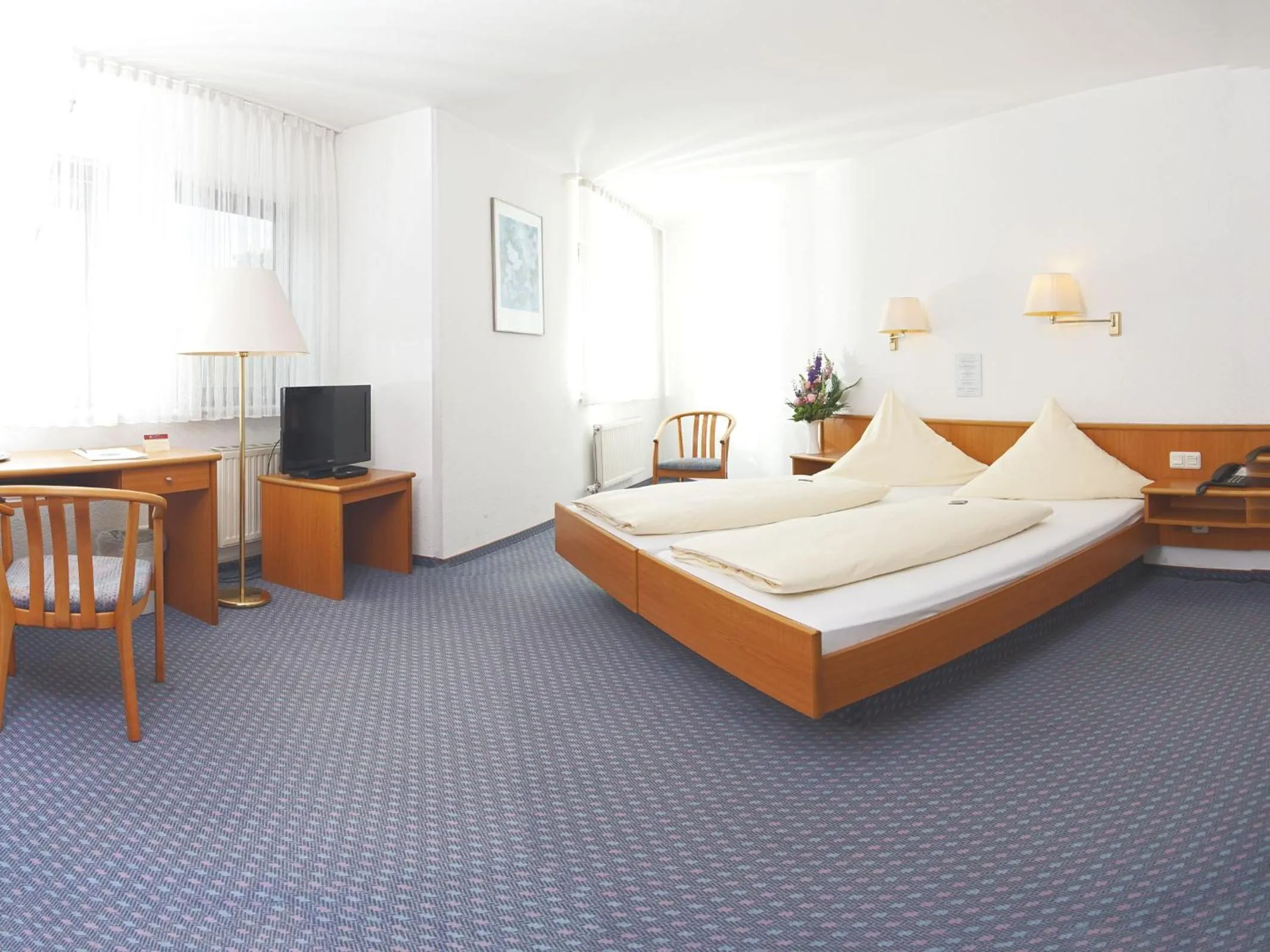 Photo of the whole room, Bed in City Hotel Mark Michelstadt