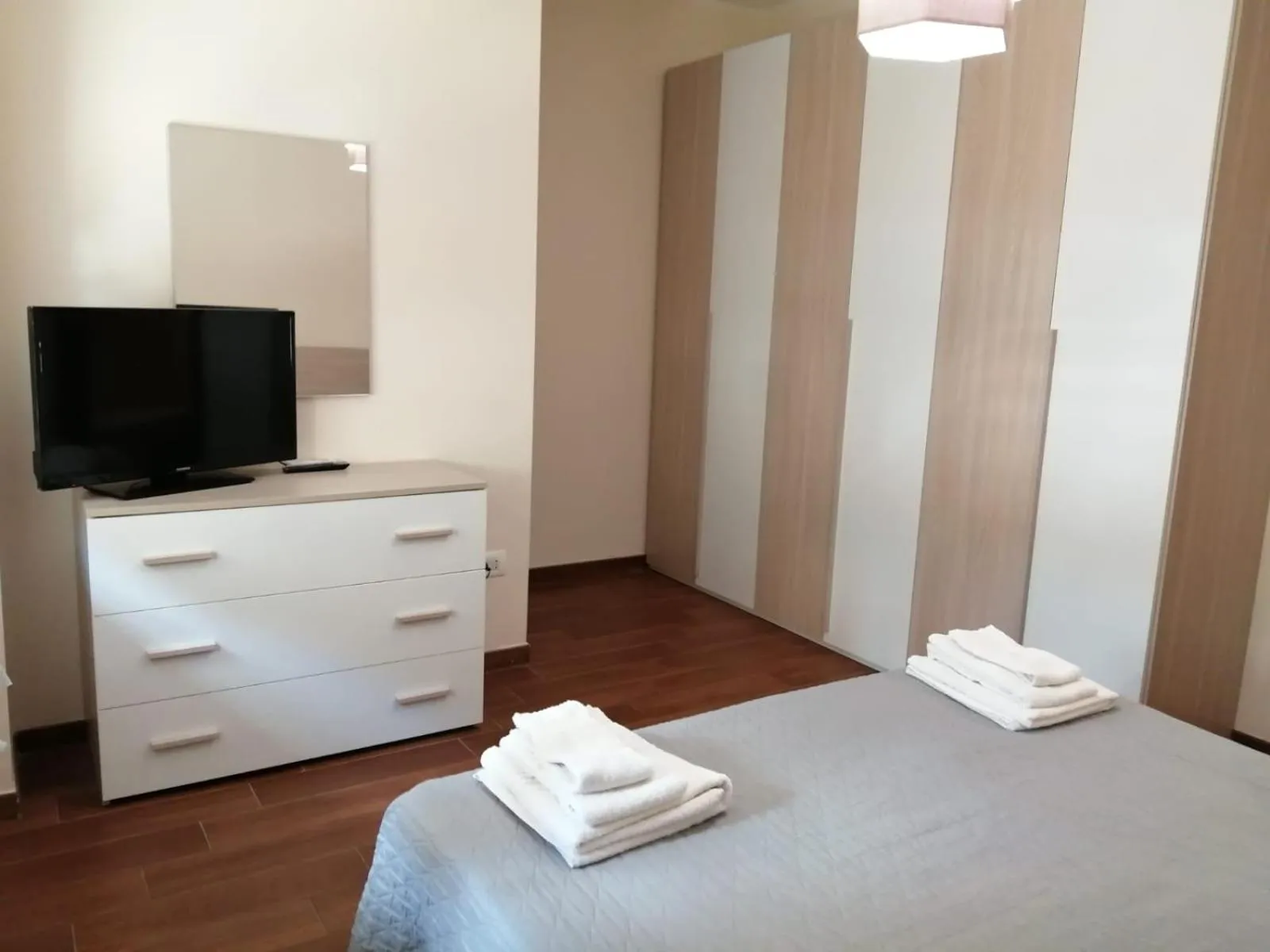 Communal lounge/ TV room, Bed in Reggionord