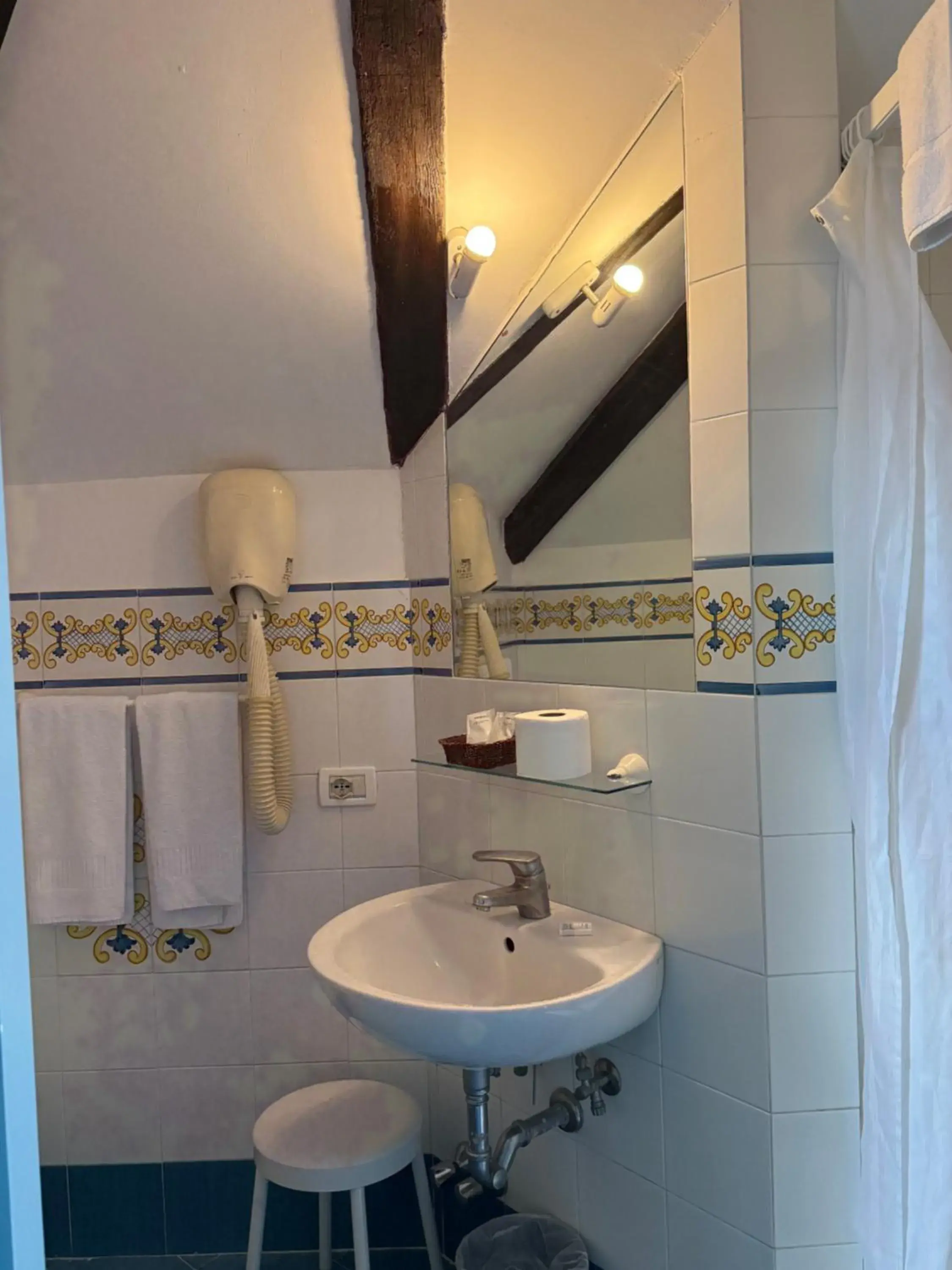 Economy Quadruple Room in Hotel Villa Pina Antico Francischiello Economy Quadruple Room in Hotel Villa Pina Antico Francischiello