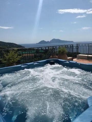 Hot Tub in Hotel Villa Pina Antico Francischiello