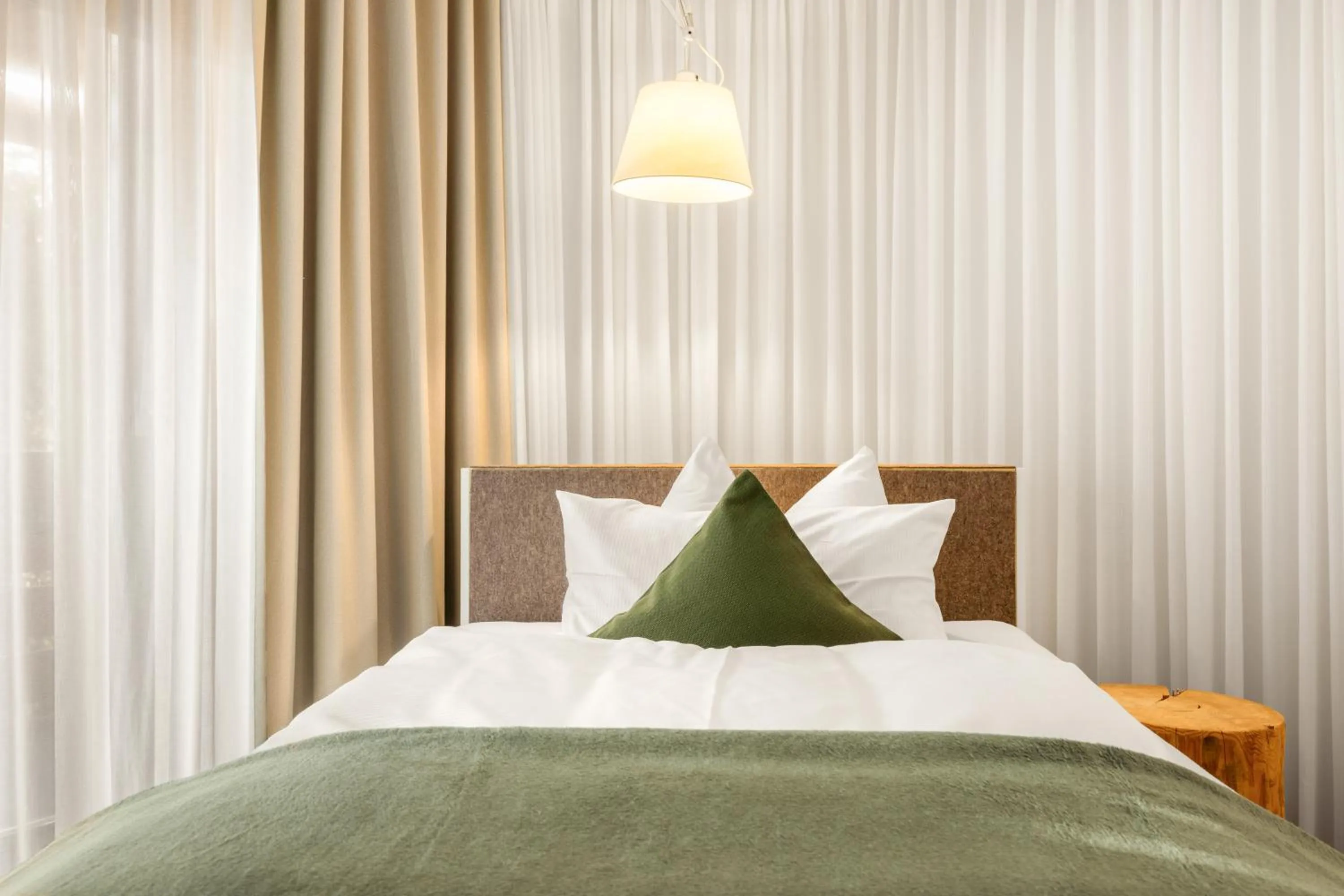 Living room, Bed in Hotel Villa Lago