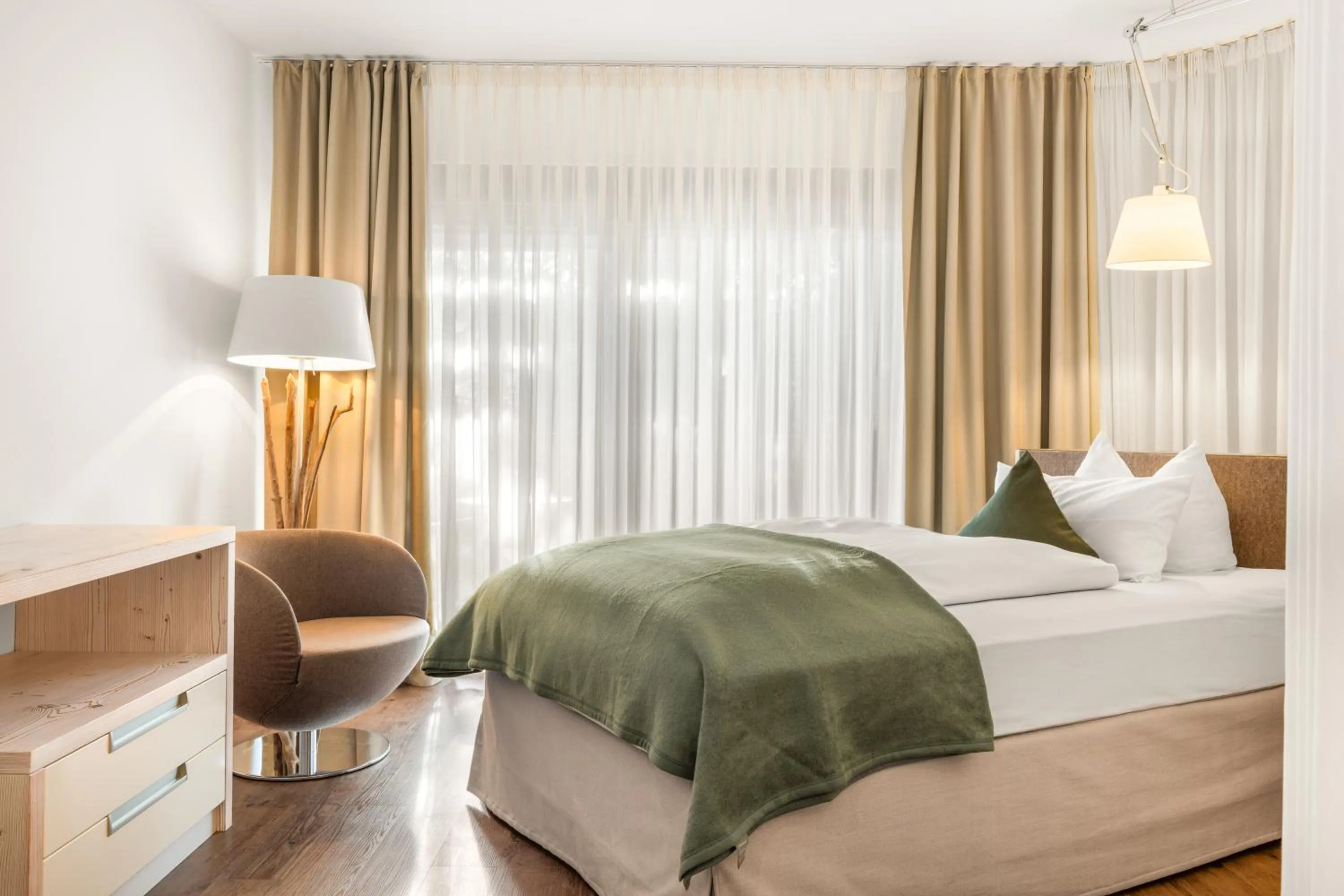 Living room, Bed in Hotel Villa Lago