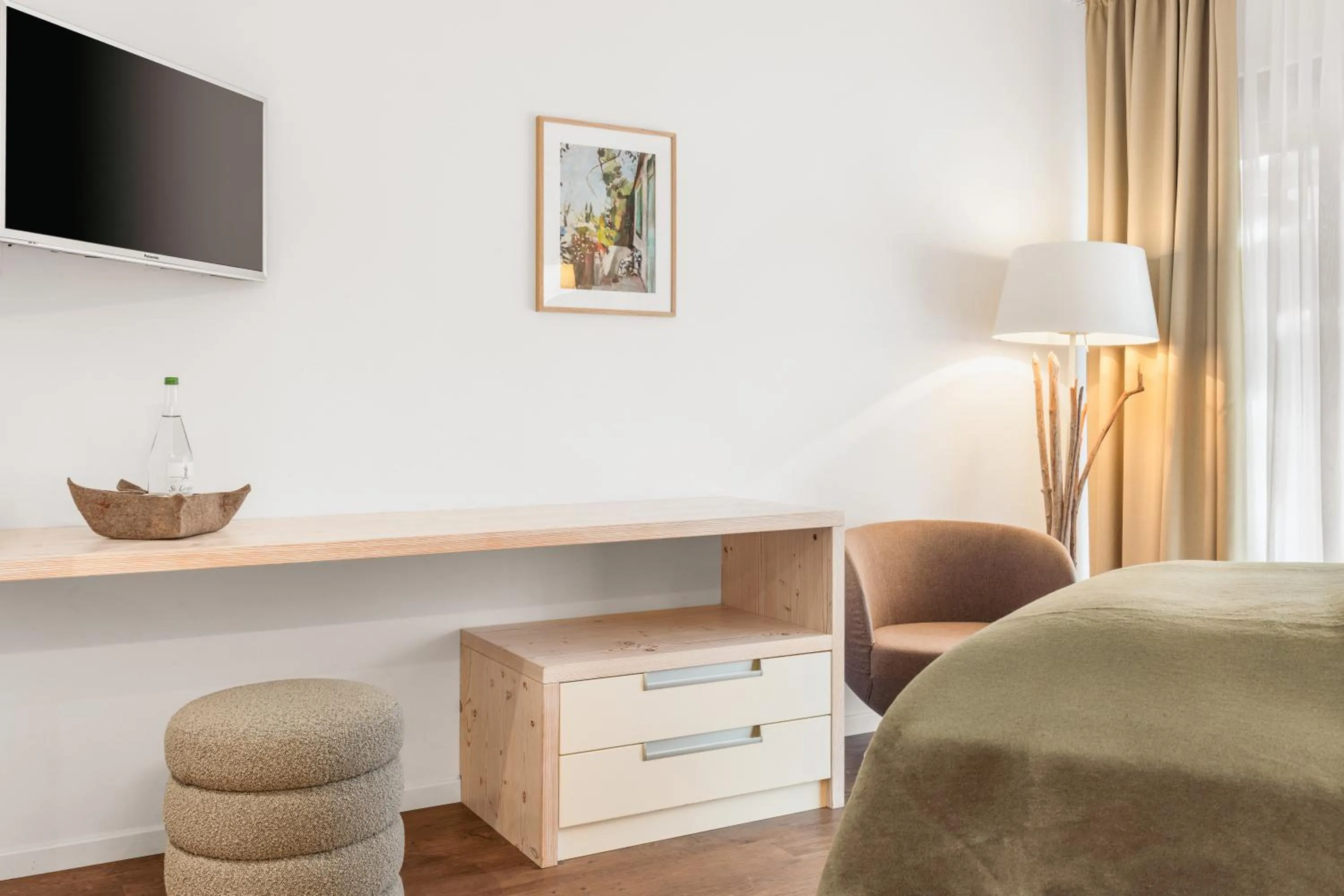 Living room, Bed in Hotel Villa Lago