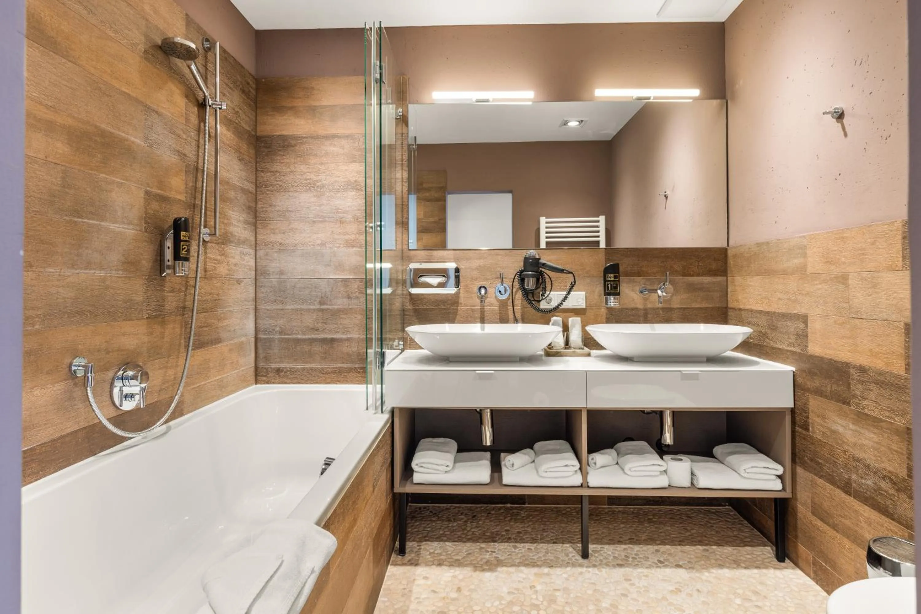 Bathroom in Hotel Villa Lago