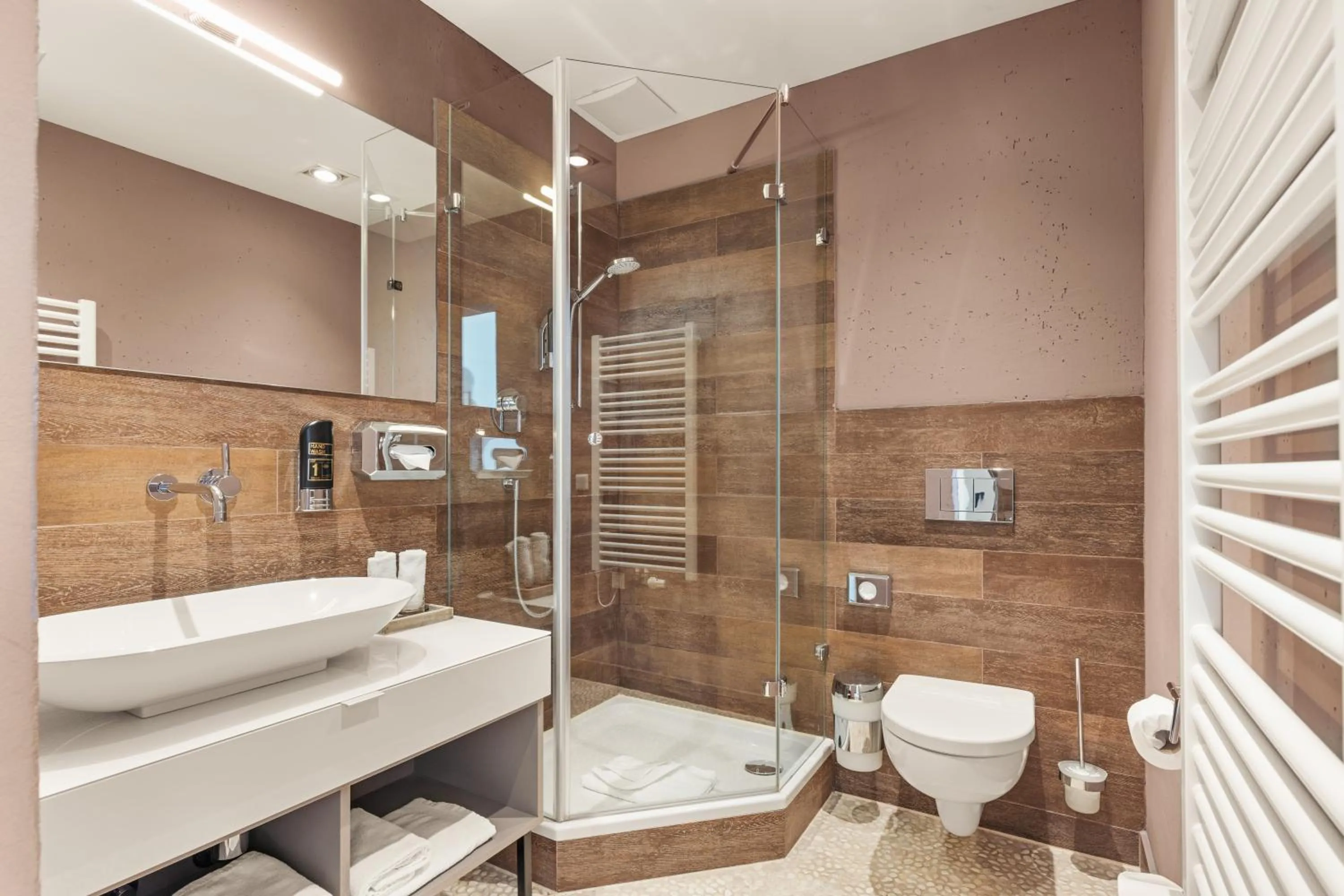 Bathroom in Hotel Villa Lago