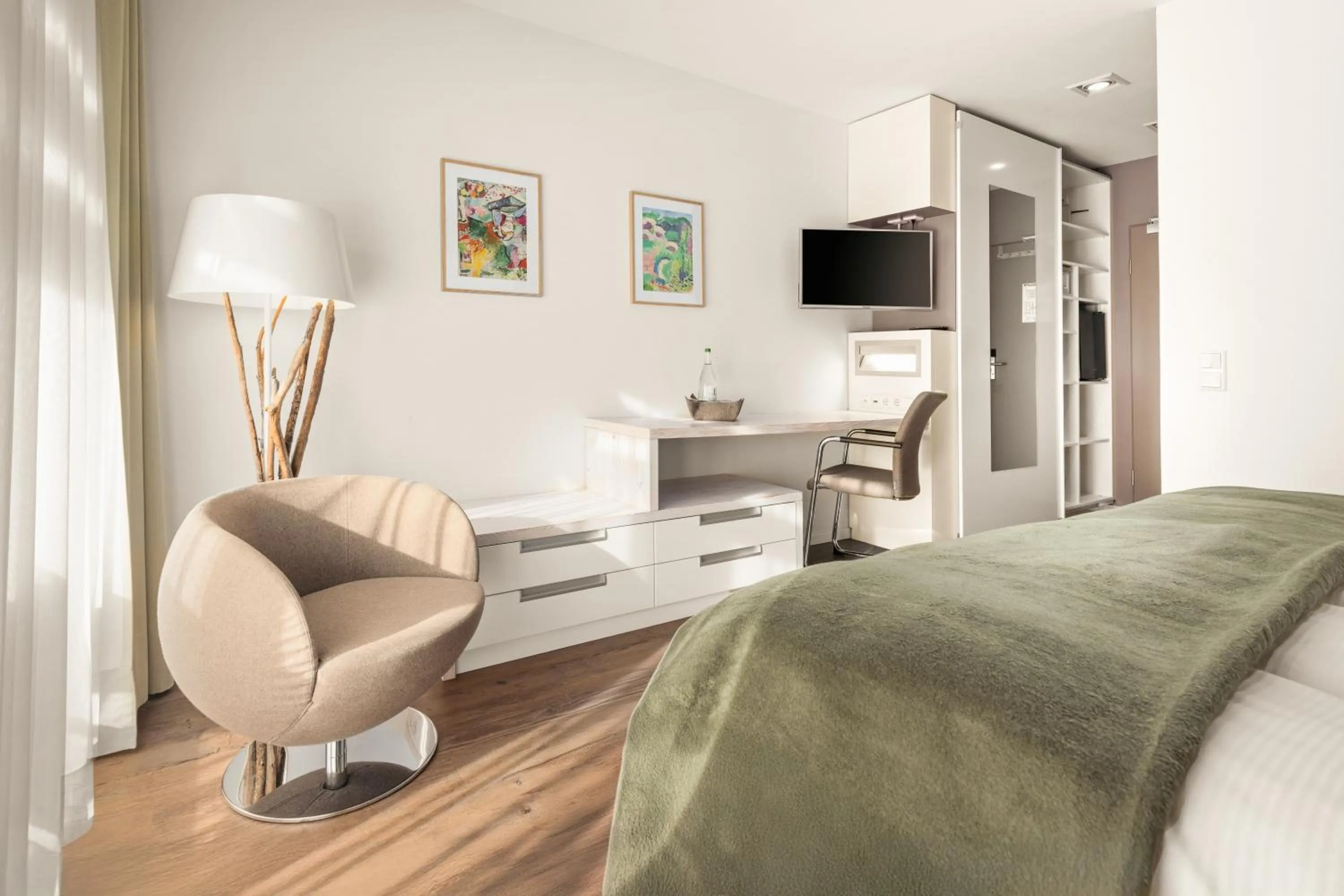 Living room, Bed in Hotel Villa Lago