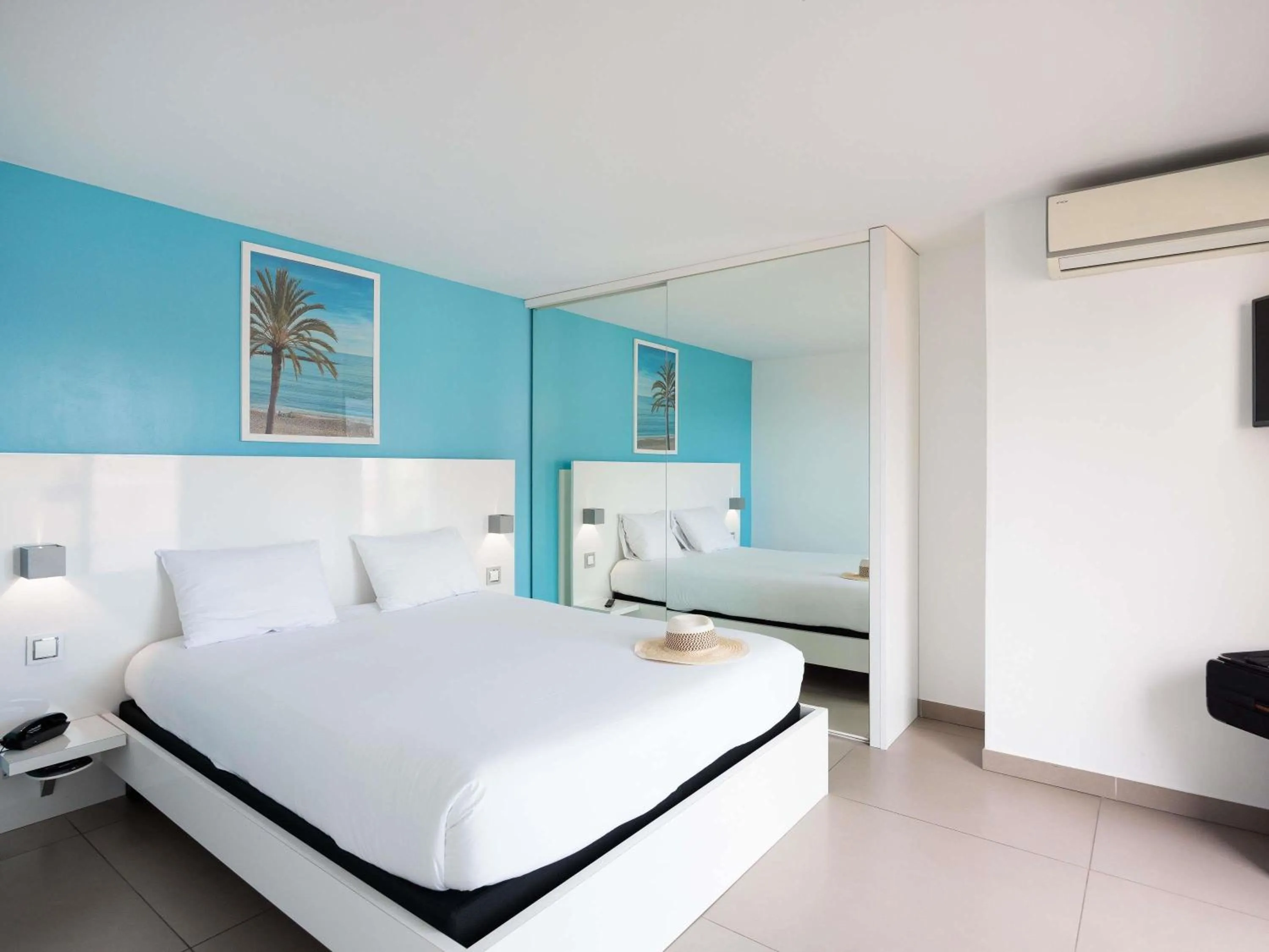 Bedroom, Bed in Ibis Styles Menton Centre