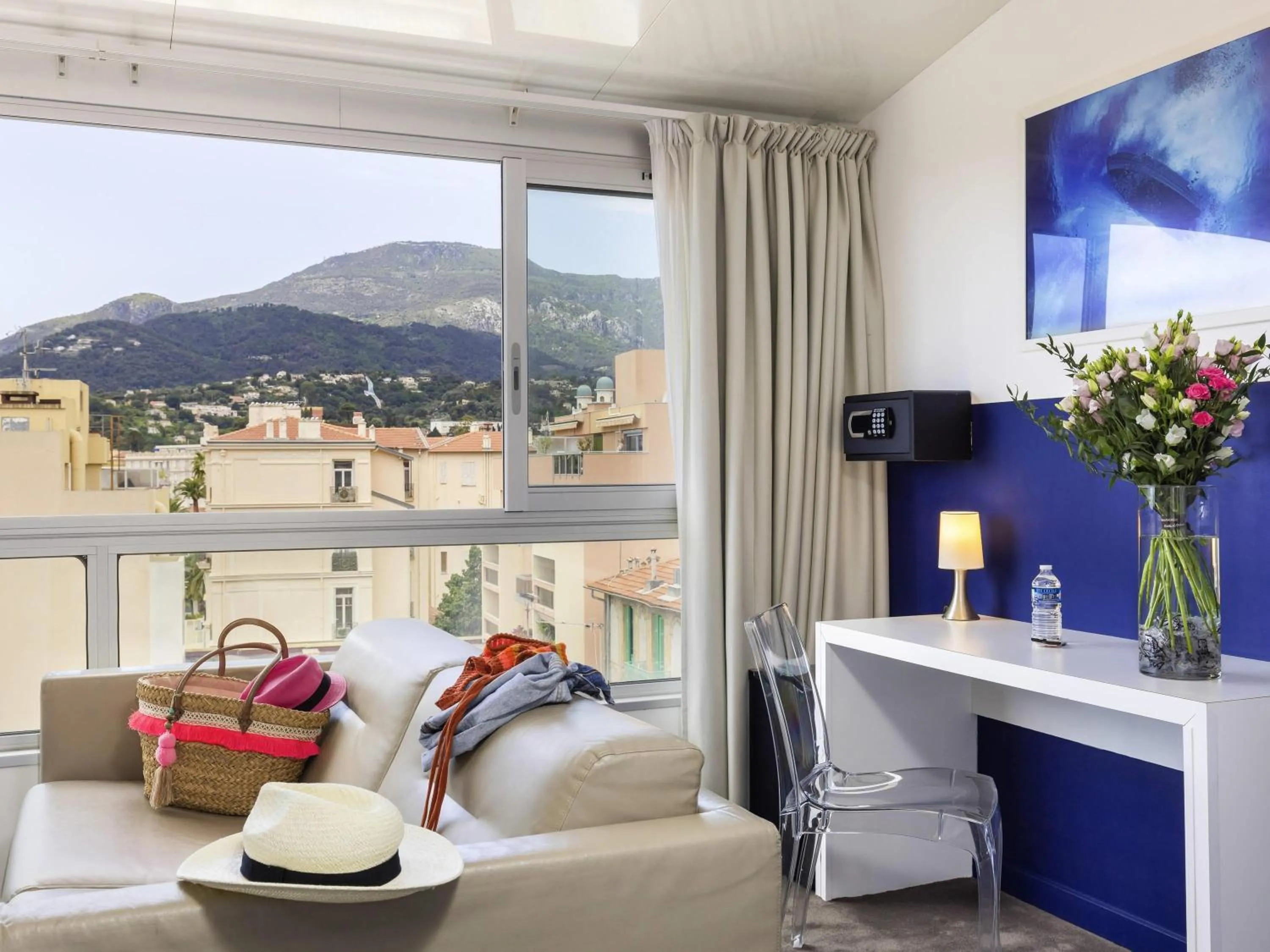 Bedroom in Ibis Styles Menton Centre