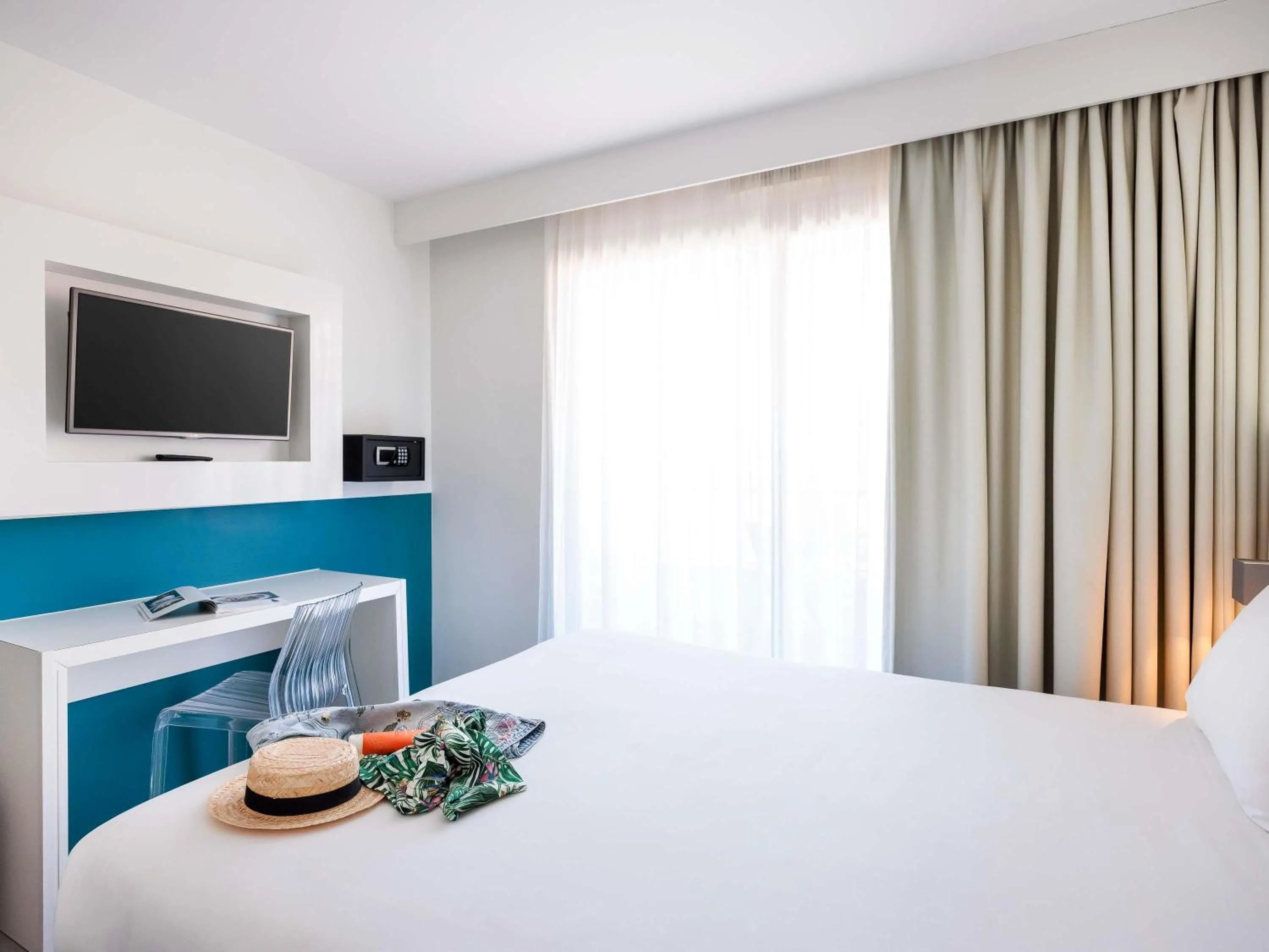 Bedroom, Bed in Ibis Styles Menton Centre