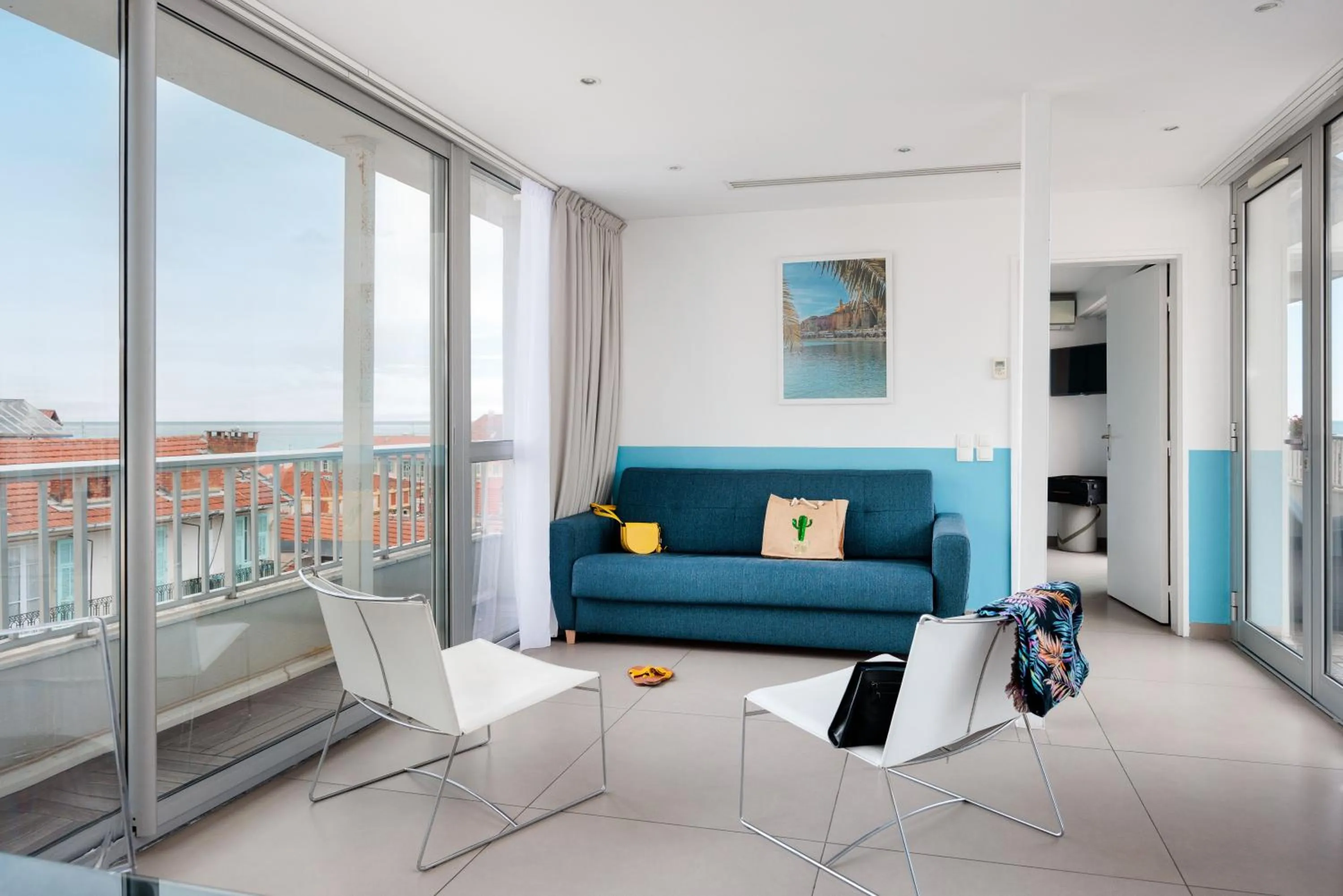 Photo of the whole room in Ibis Styles Menton Centre