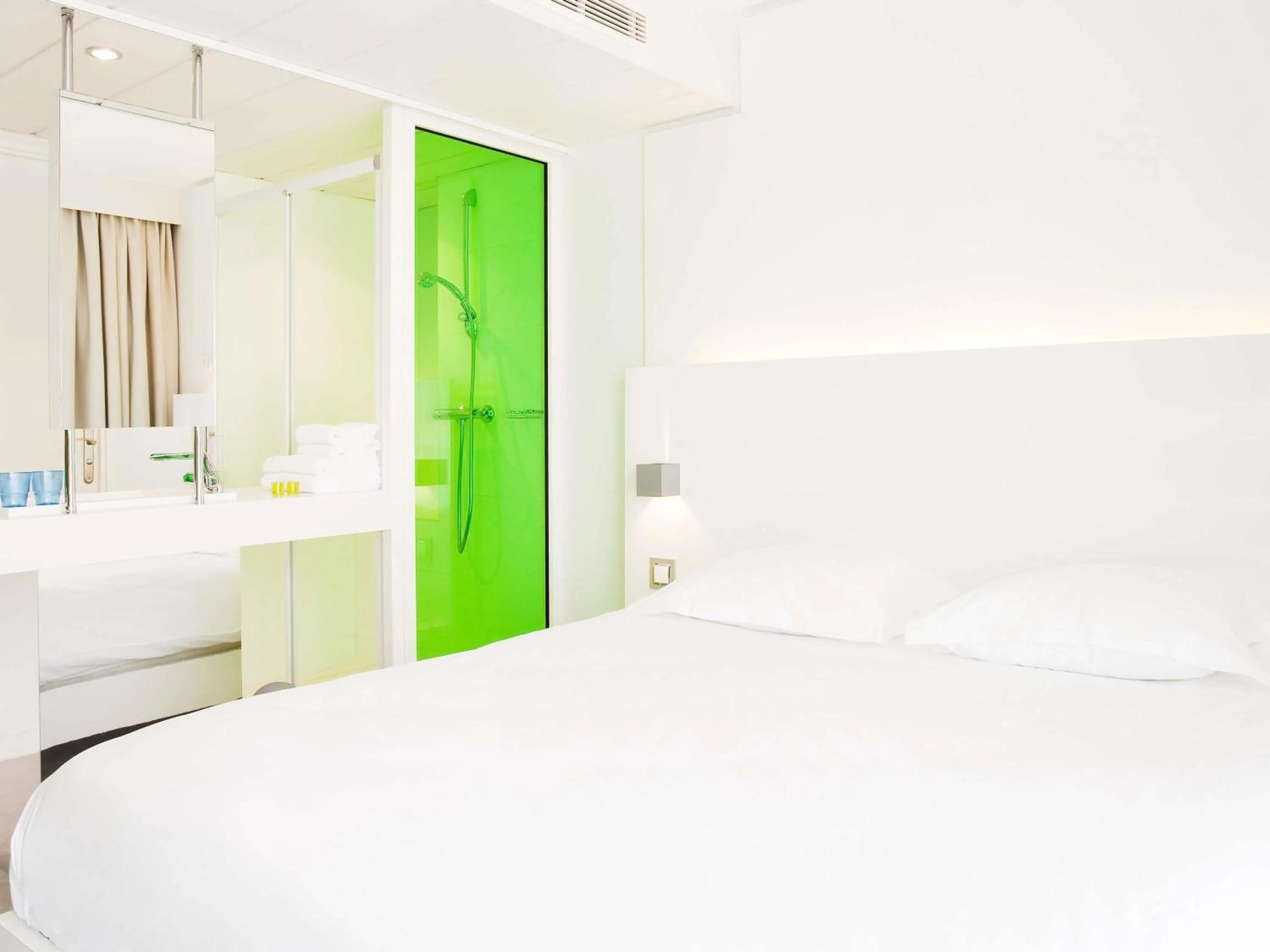 Bedroom, Bed in Ibis Styles Menton Centre