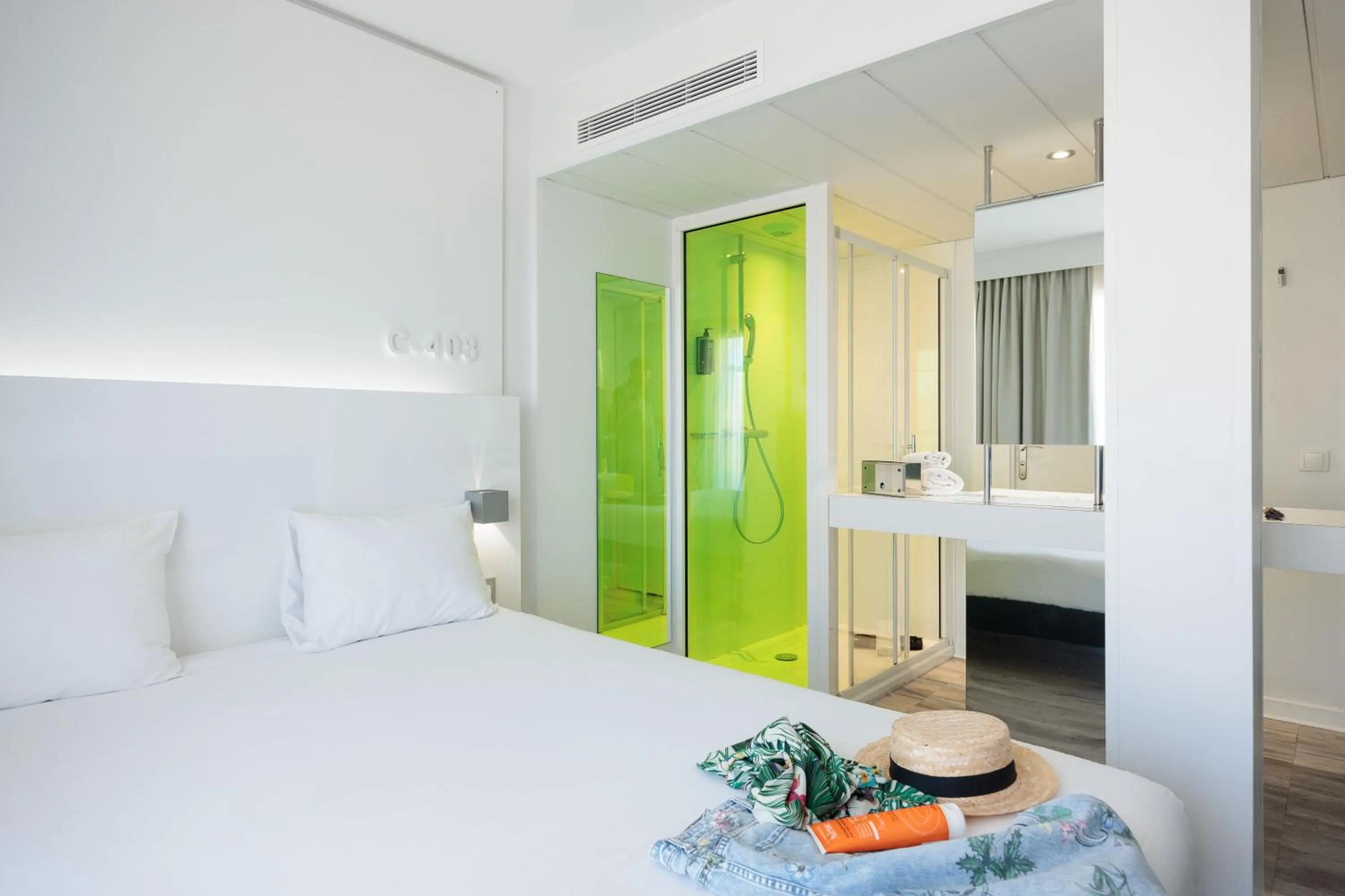 Shower, Bed in Ibis Styles Menton Centre