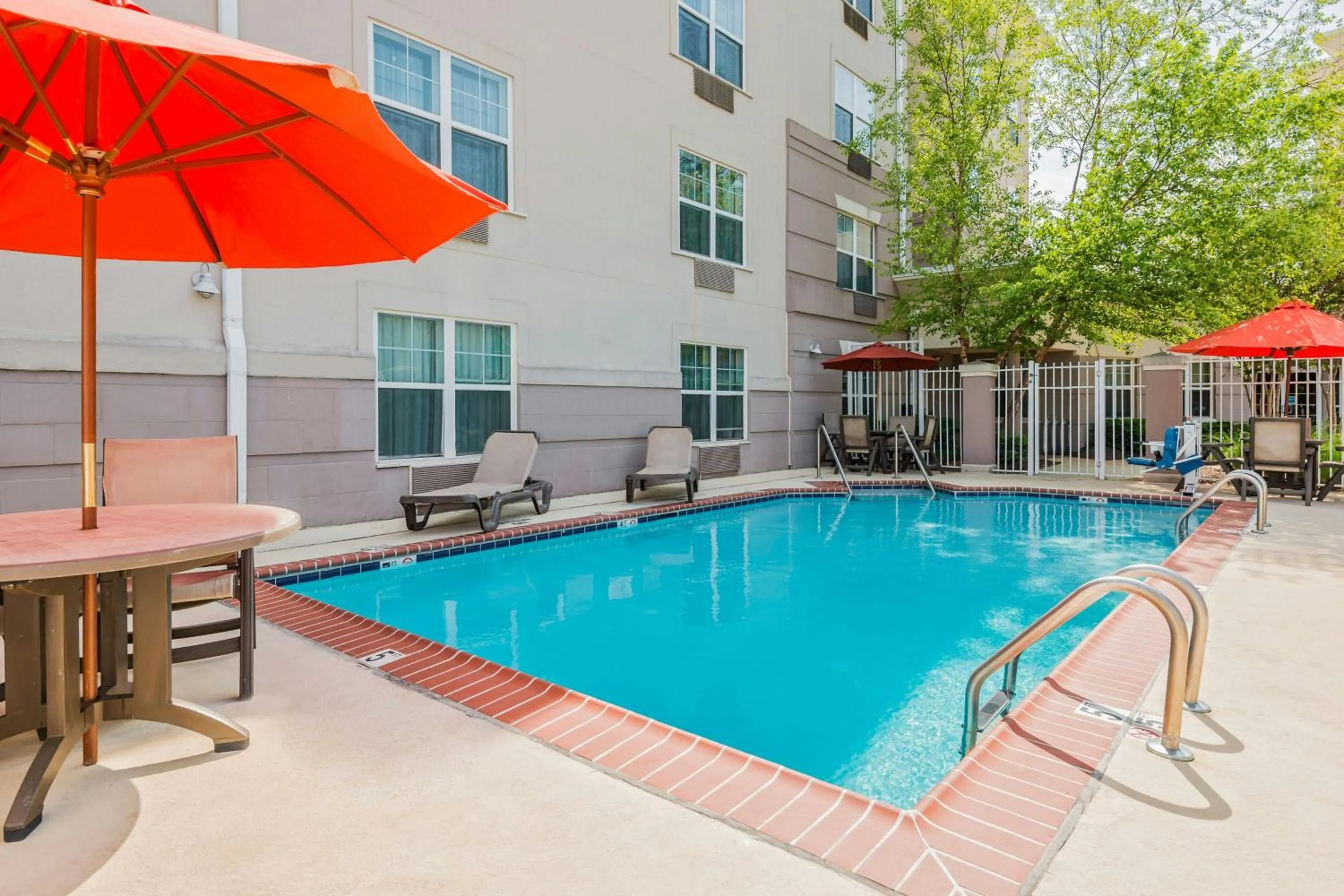 Swimming pool in TownePlace Suites by Marriott Springfield