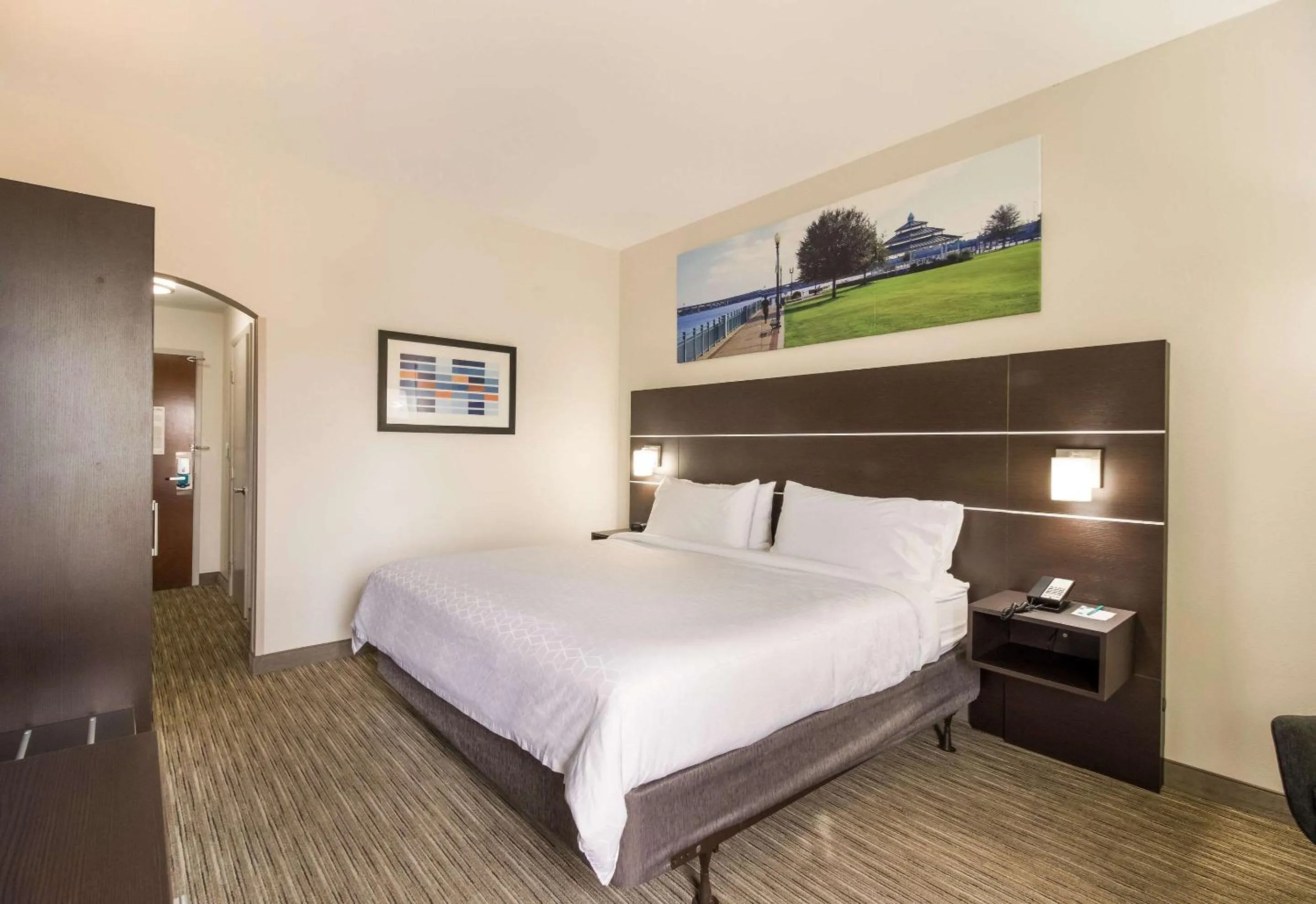 Photo of the whole room, Bed in Clarion Pointe New Bern