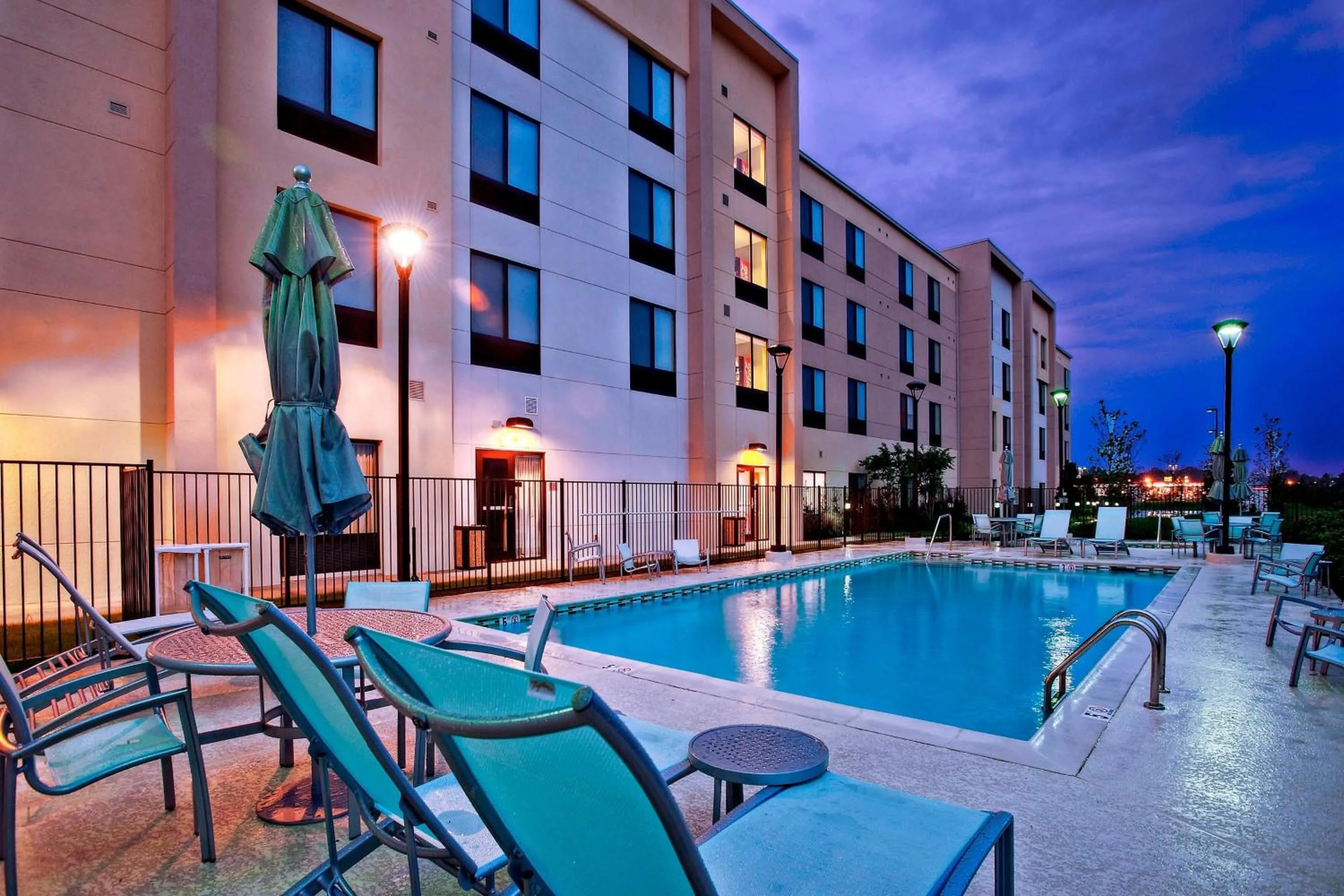 Swimming pool in SpringHill Suites by Marriott Baton Rouge North / Airport