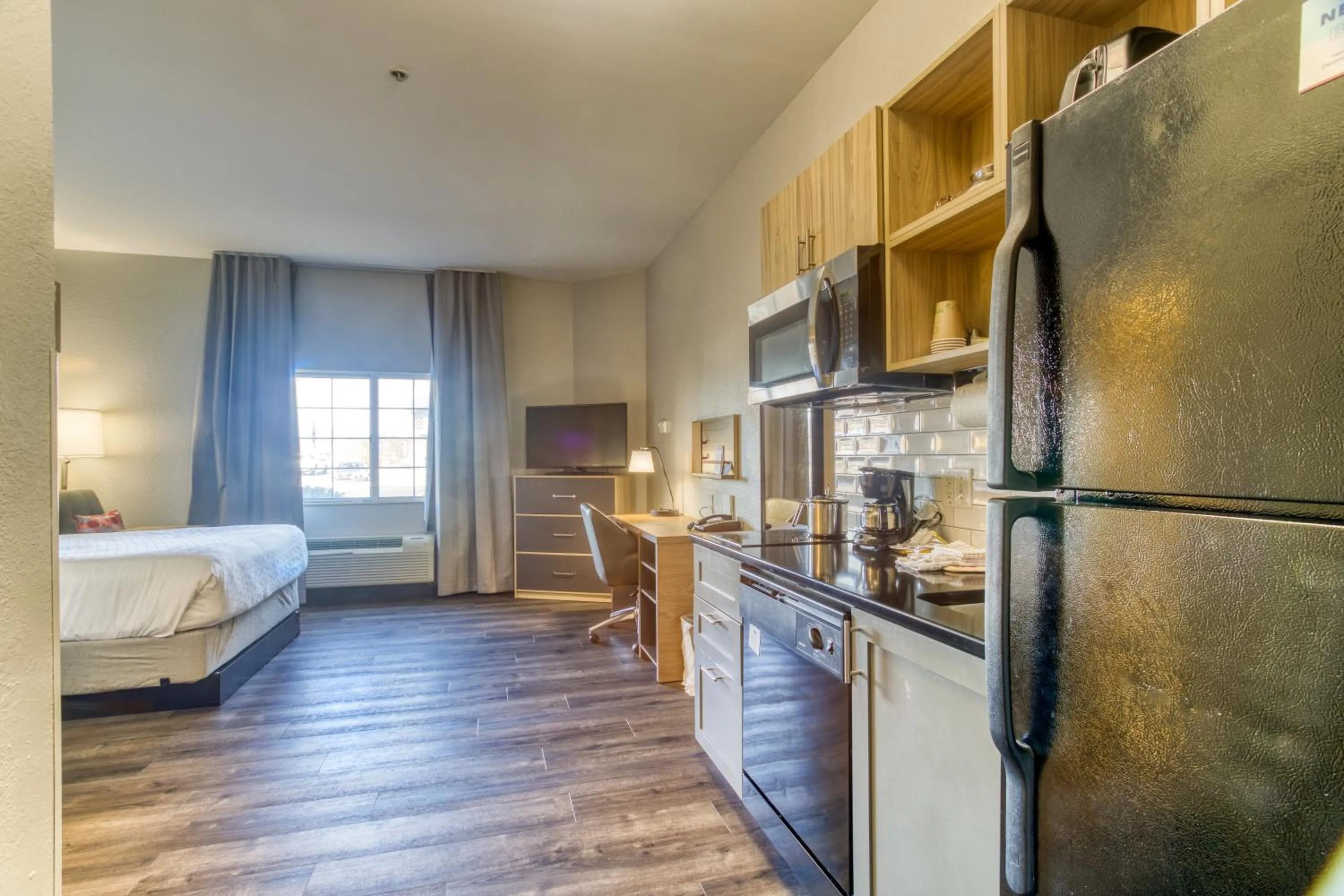 Kitchen or kitchenette, Bed in Candlewood Suites New Bern by IHG