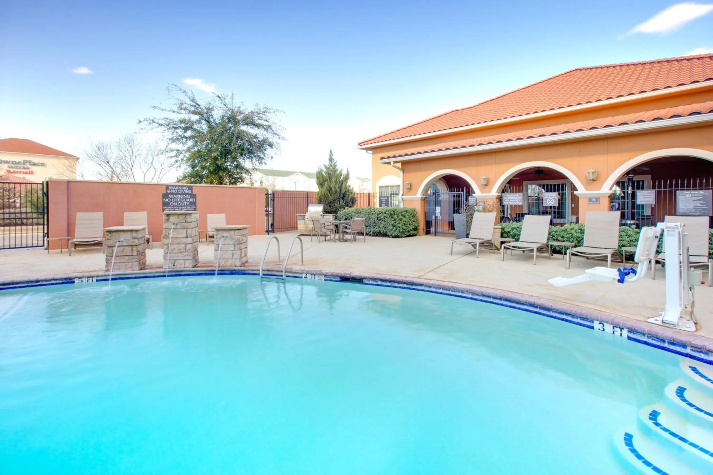 Swimming pool in Residence Inn Midland