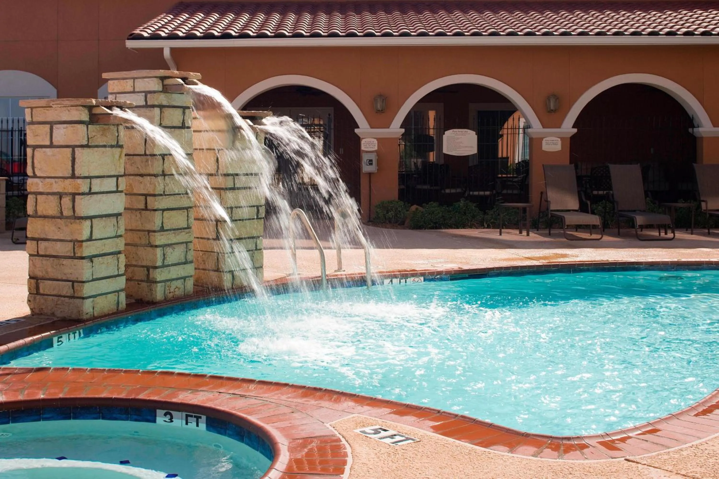 Swimming pool in Residence Inn Midland
