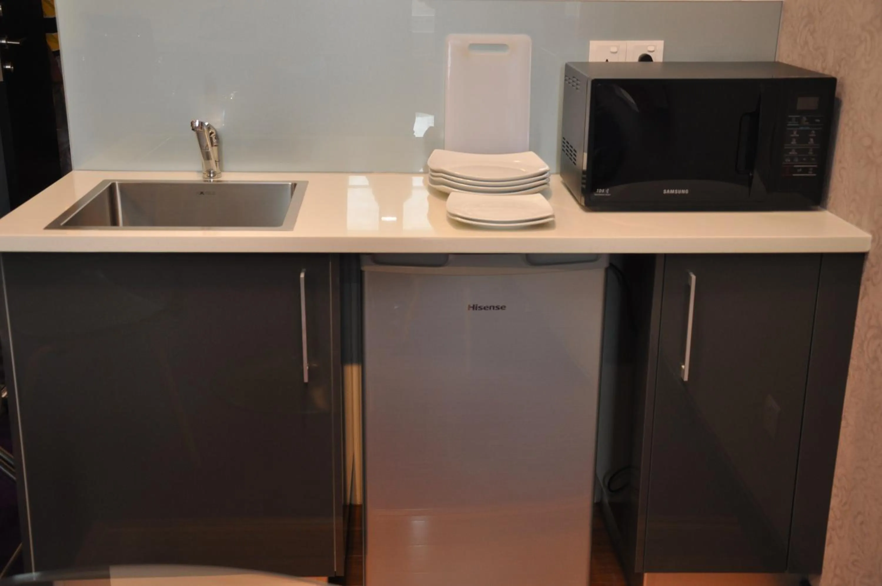 Kitchen or kitchenette in Fairway Colombo - Sri Lanka's First Hotel With Robot Technology